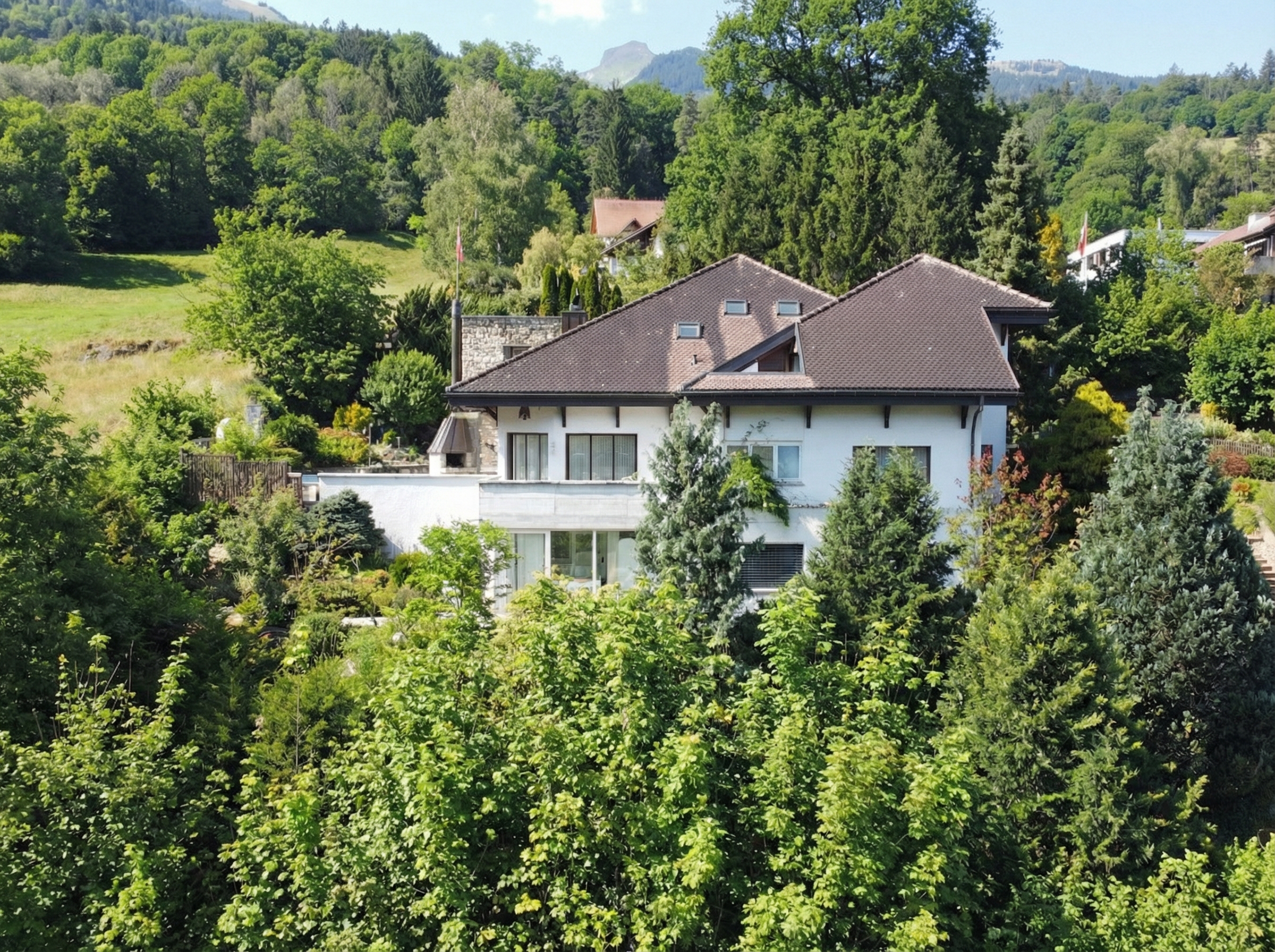 Exterieur eines Wohnhauses in grüner Hanglage