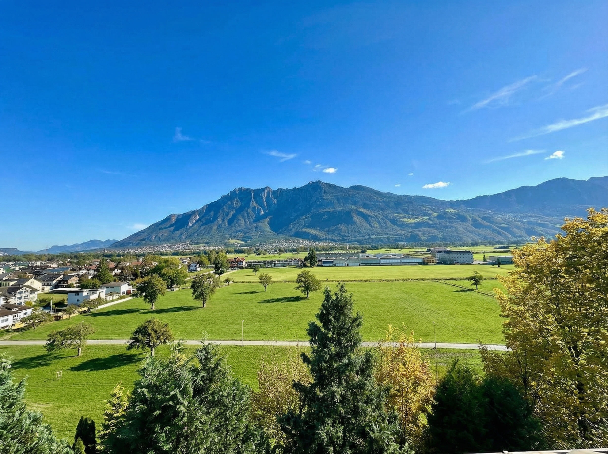 Berg- und Talblick über grüne Wiesen