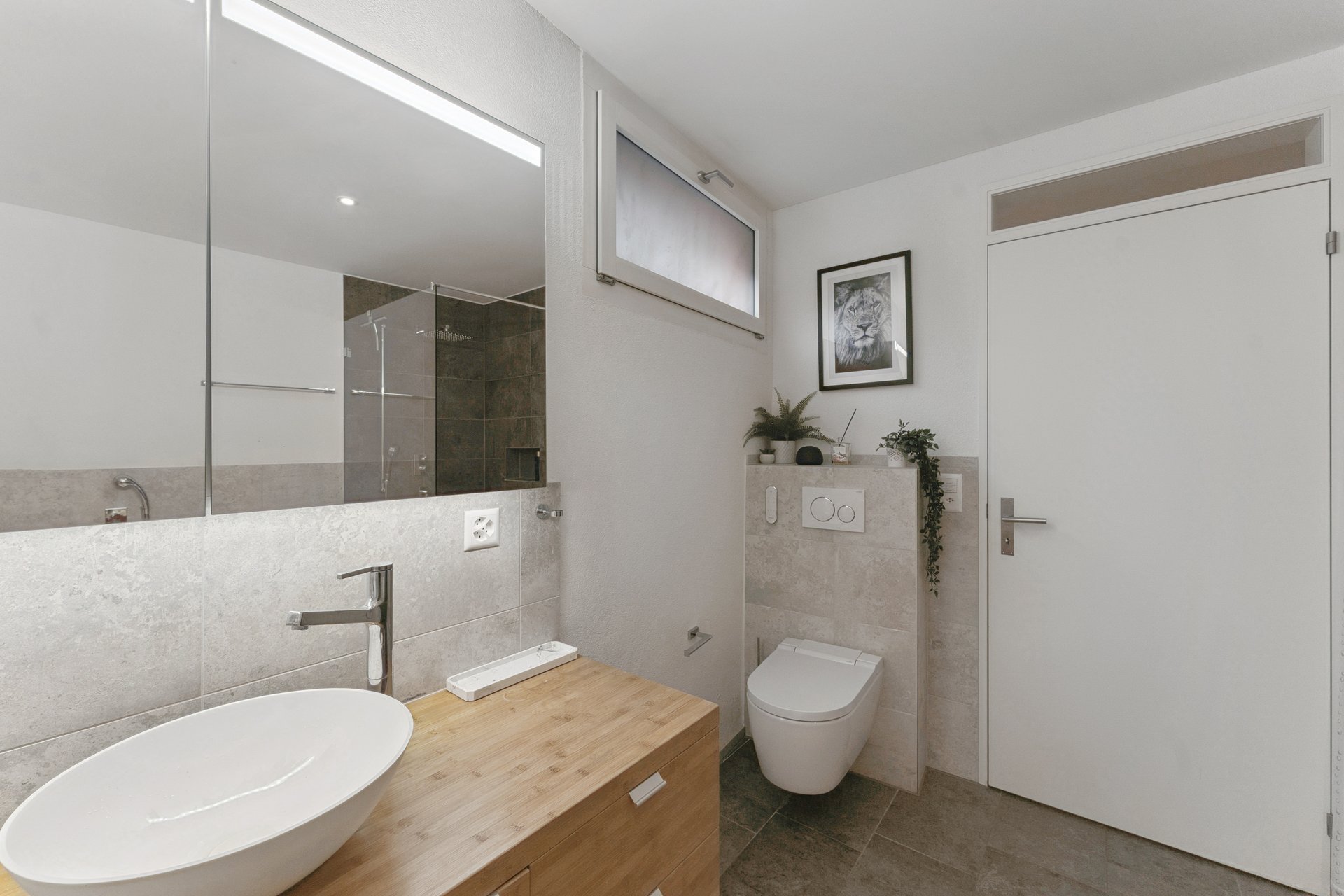 Modernes Gäste-WC mit Holzwaschtisch und Wand-WC