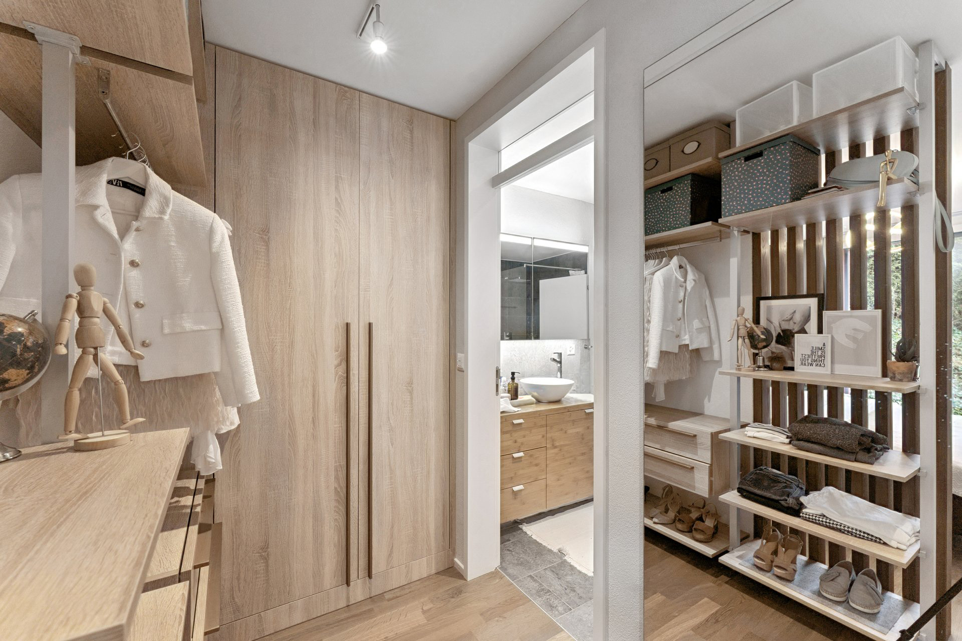 Ankleidezimmer mit Blick ins Bad
