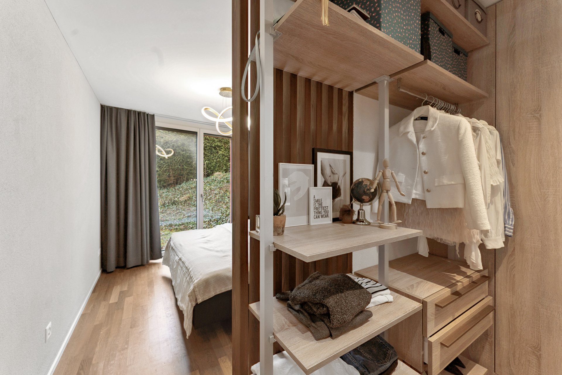 Schlafzimmer mit begehbarem Kleiderschrank