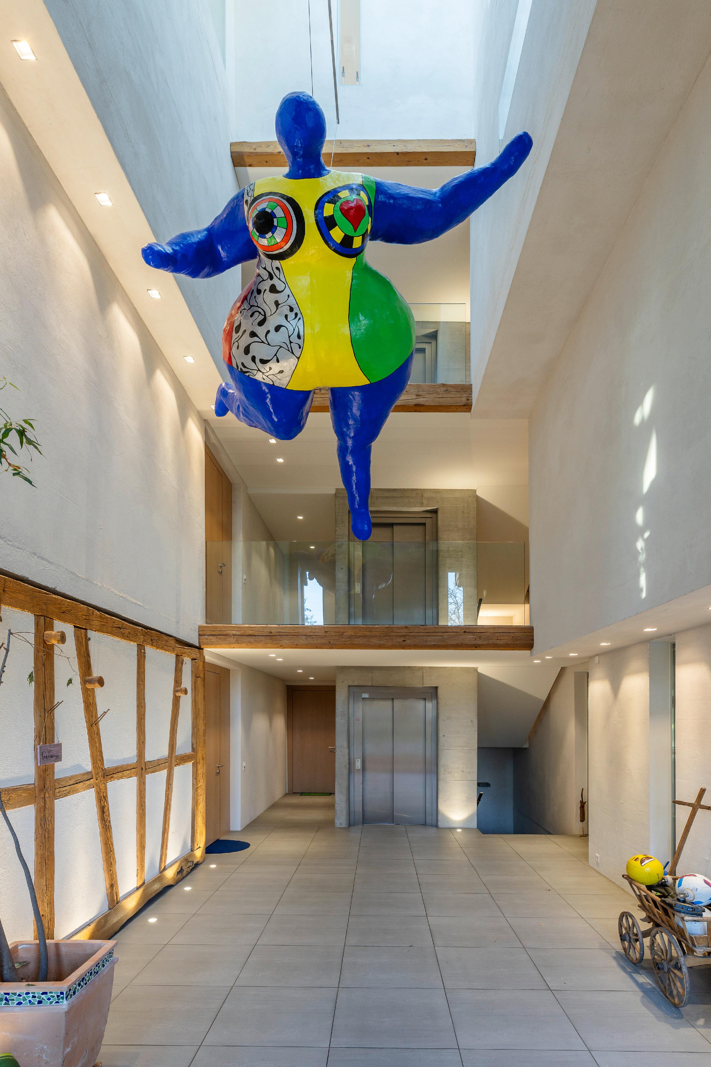 Modernes Atrium mit Kunstinstallation