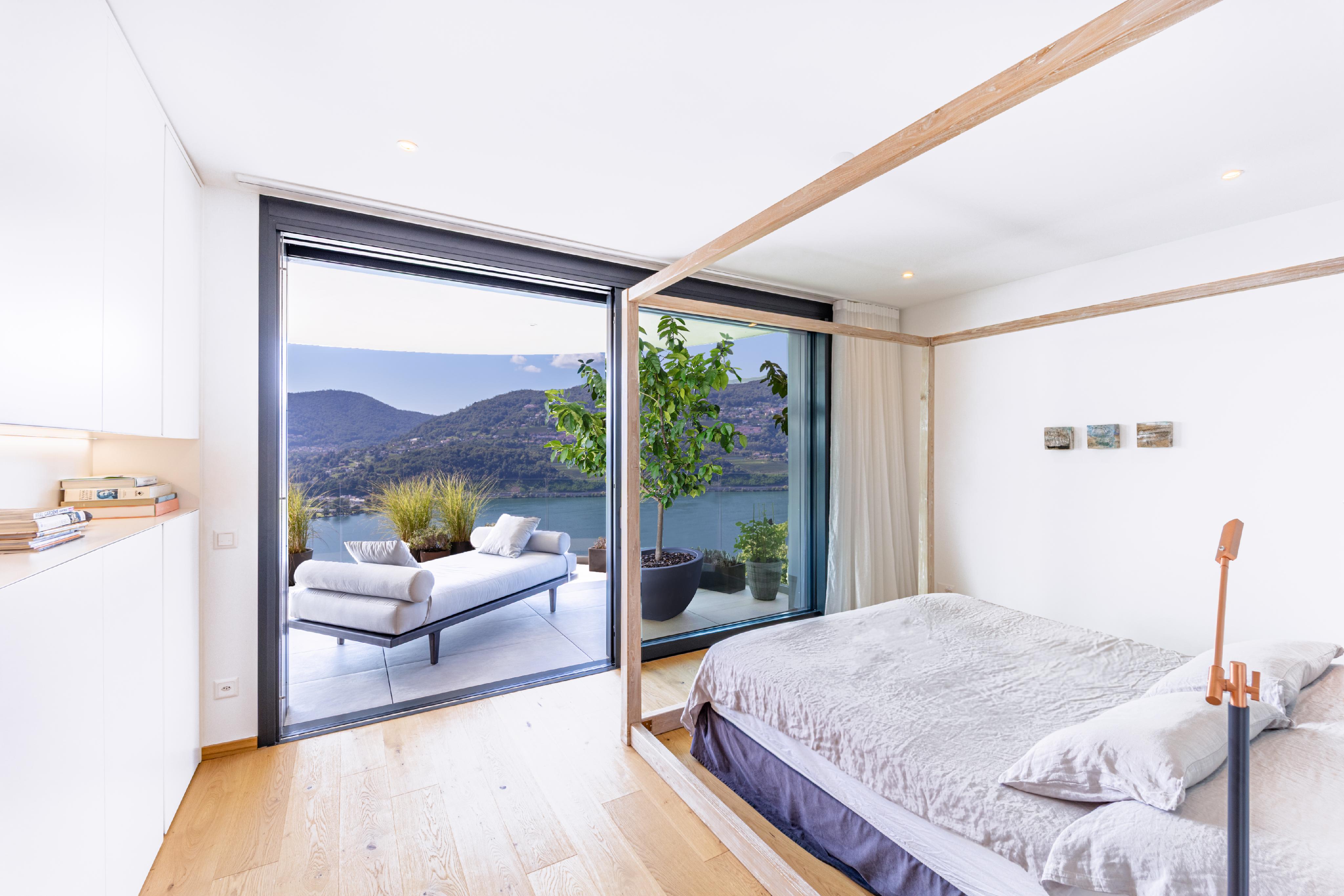 Helles Schlafzimmer mit Terrasse und Bergblick
