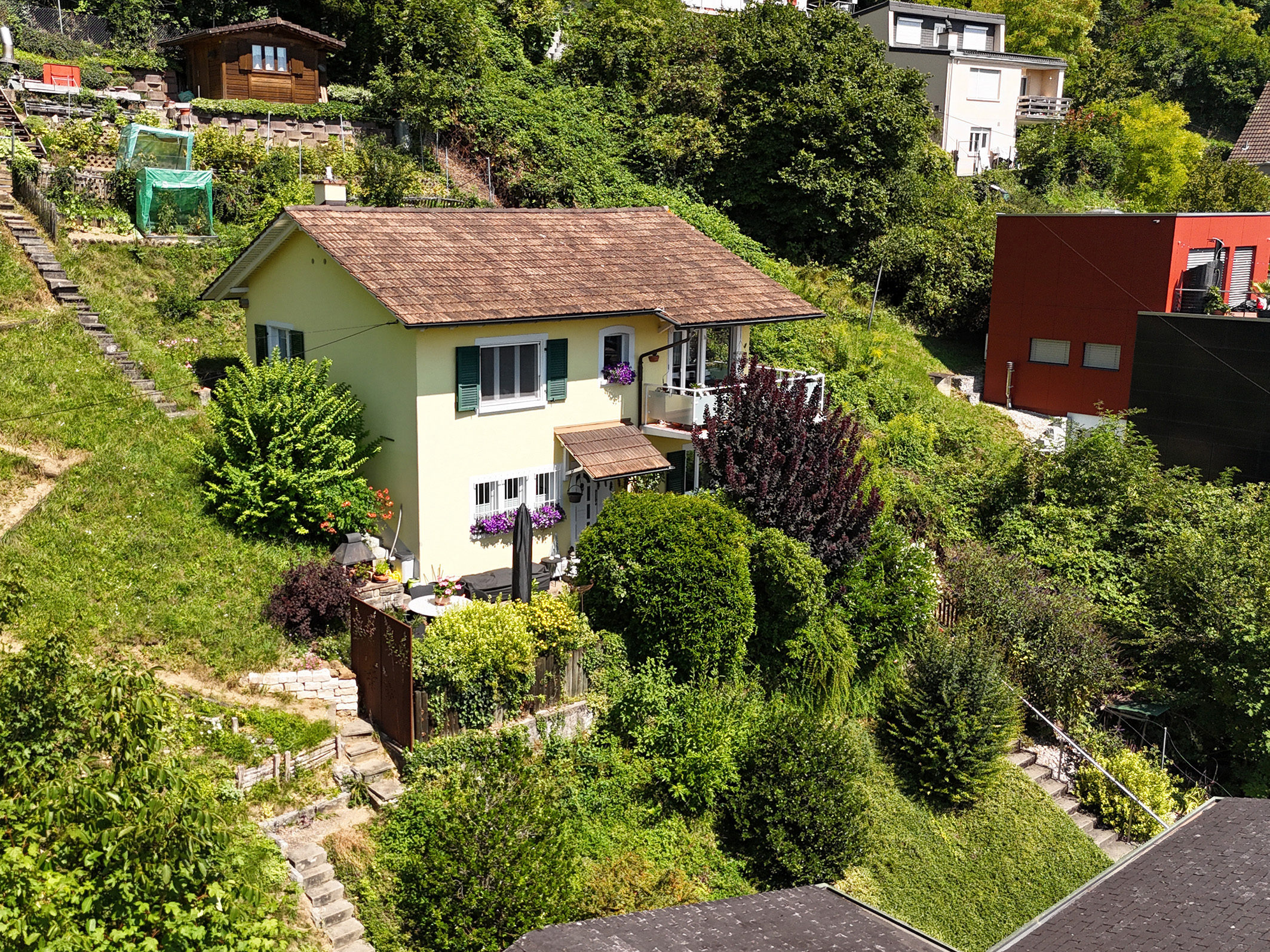 Haus in grüner Hanglage mit Garten