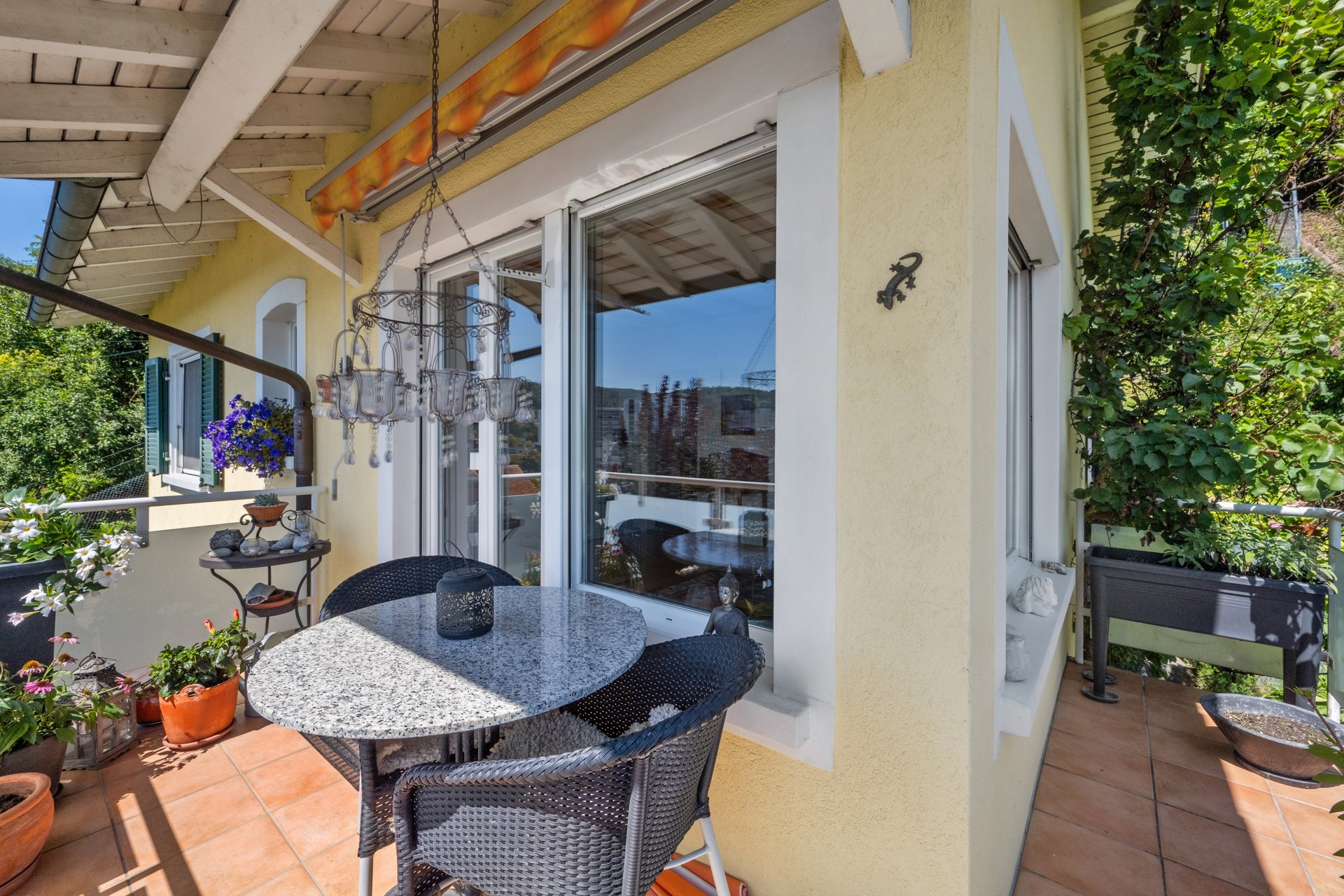Balkon mit Sitzgruppe und Pflanzen