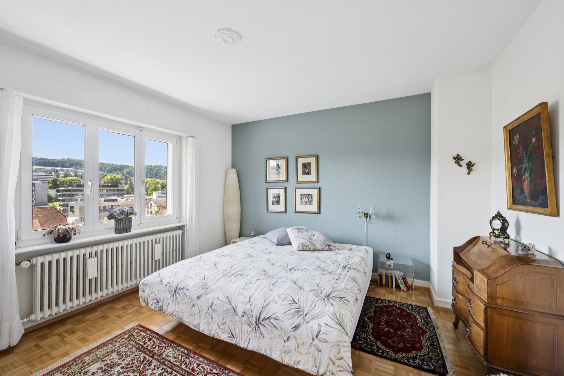 Helles Schlafzimmer mit Stadtblick
