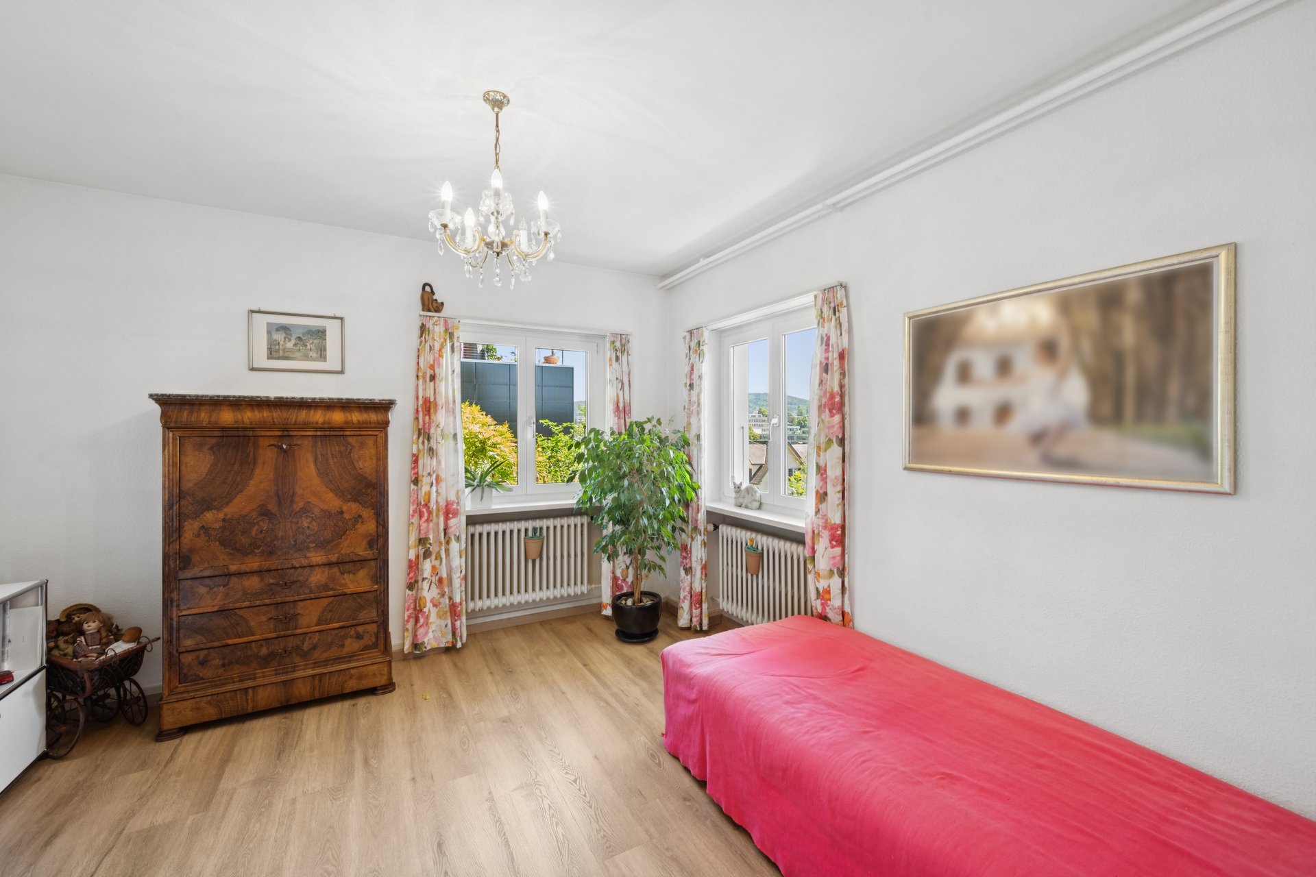 Helles Schlafzimmer mit Blick ins Grüne