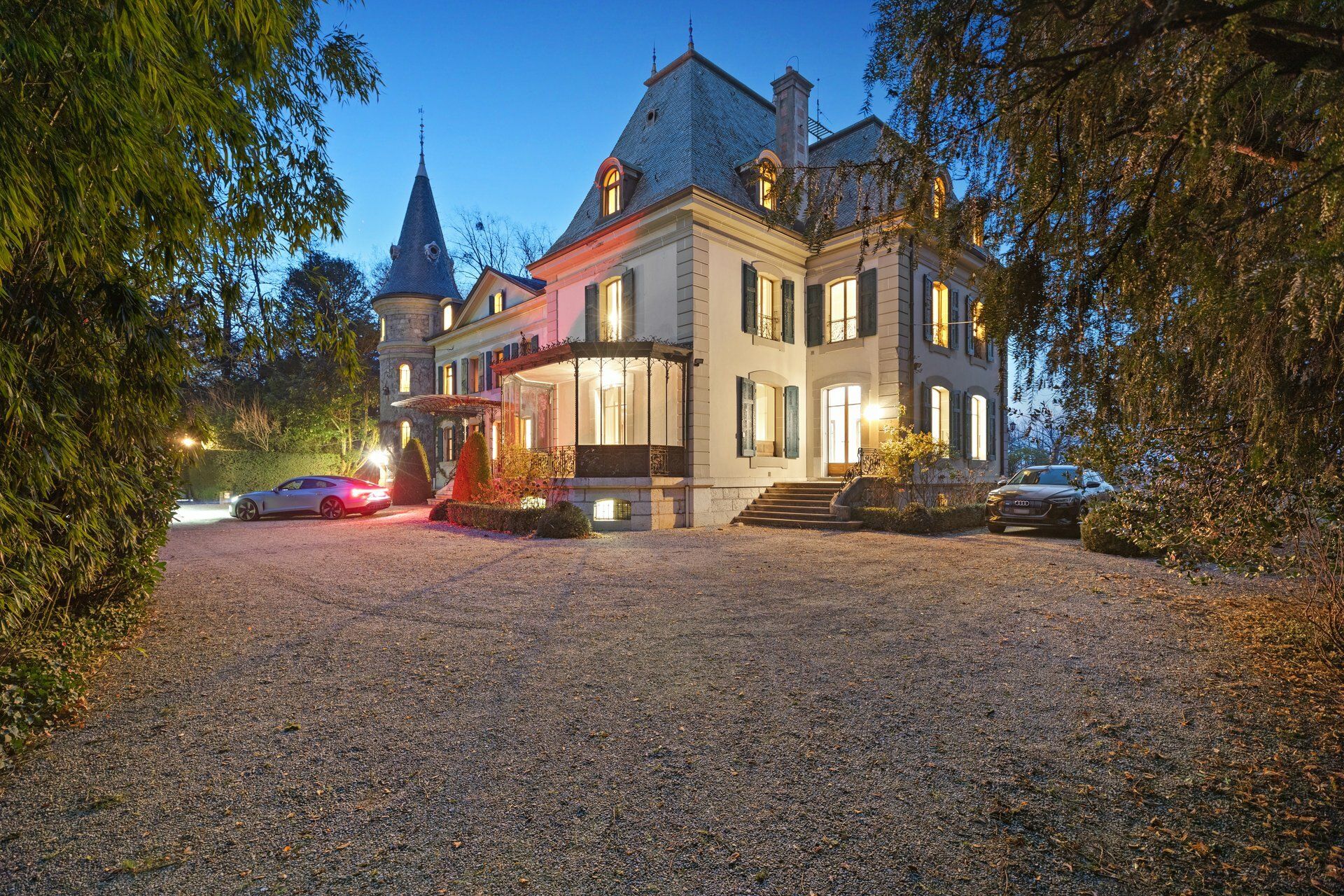 Historisches Schloss- oder Herrenhaus mit Zufahrt