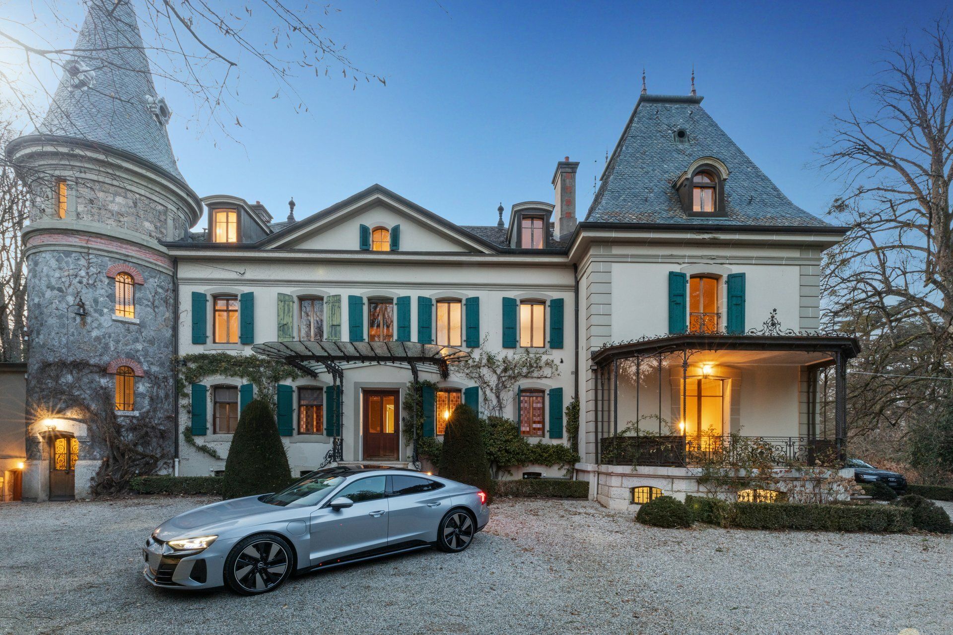 Historische Villa mit Türmen und blaugrünen Fensterläden