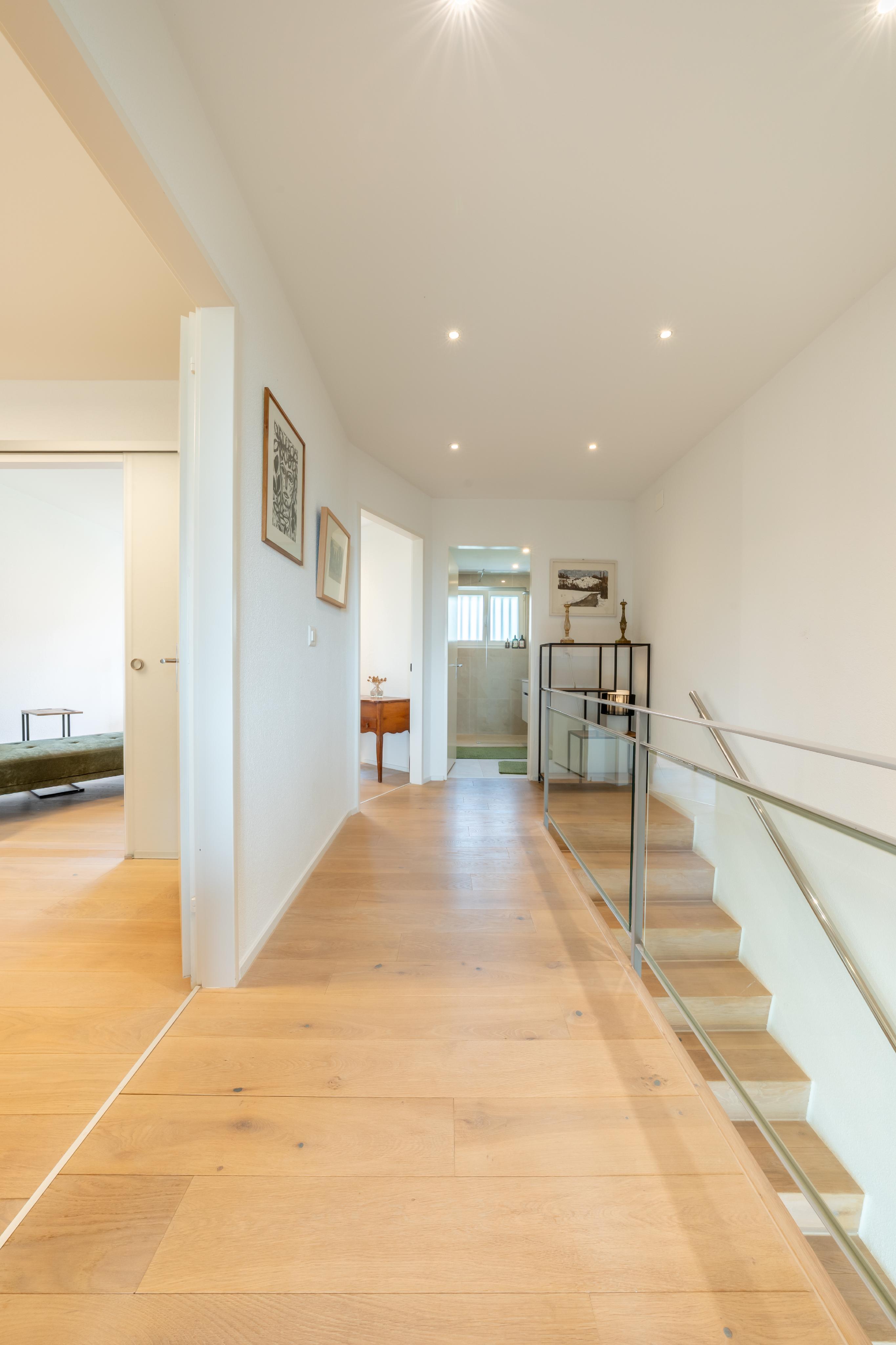 Heller Flur mit Treppe