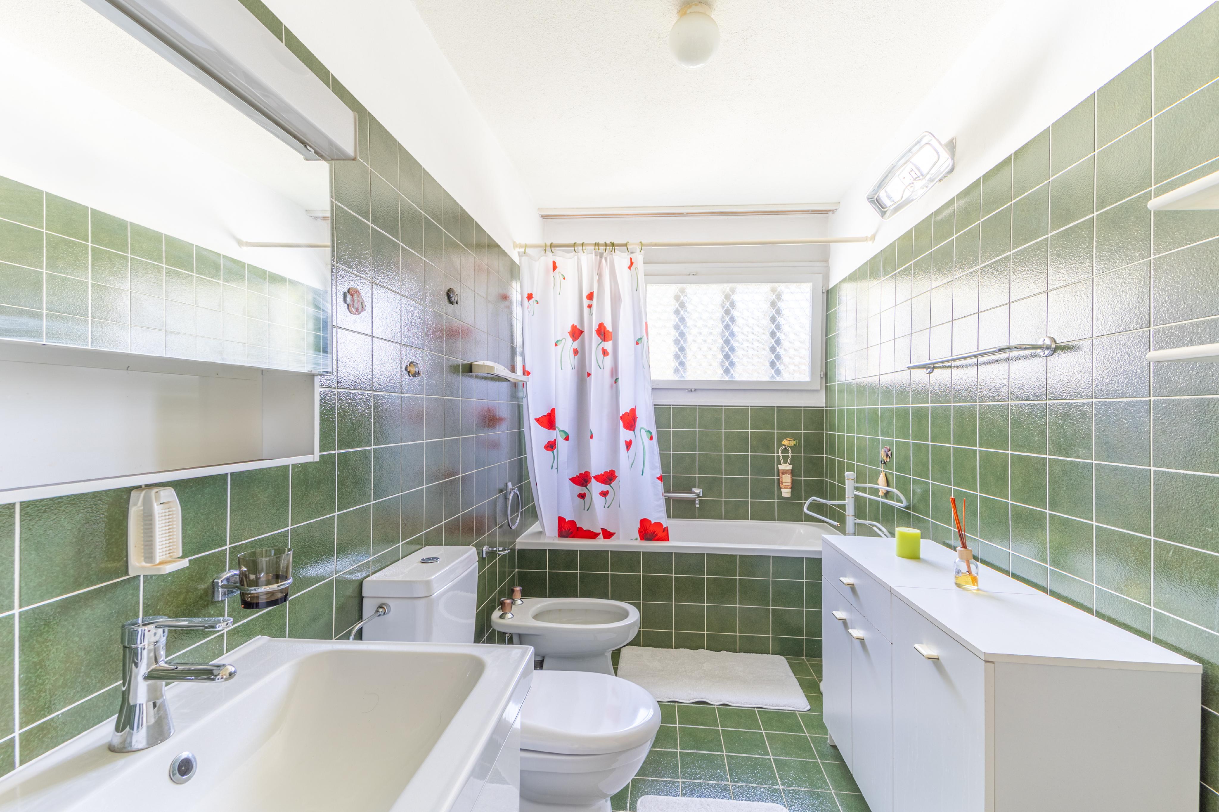 Badezimmer mit grünen Fliesen
