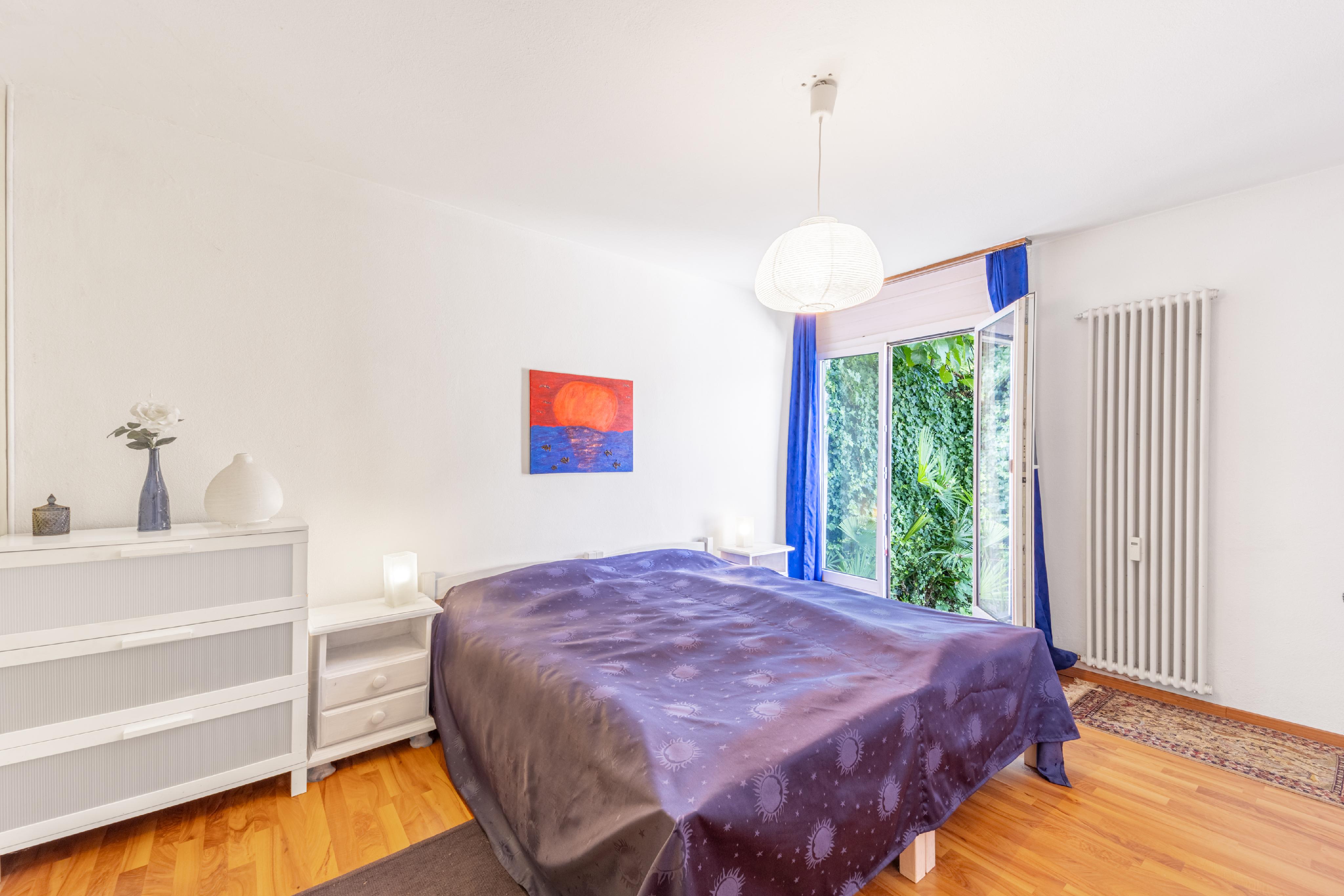 Helles Schlafzimmer mit Balkon-/Gartenzugang
