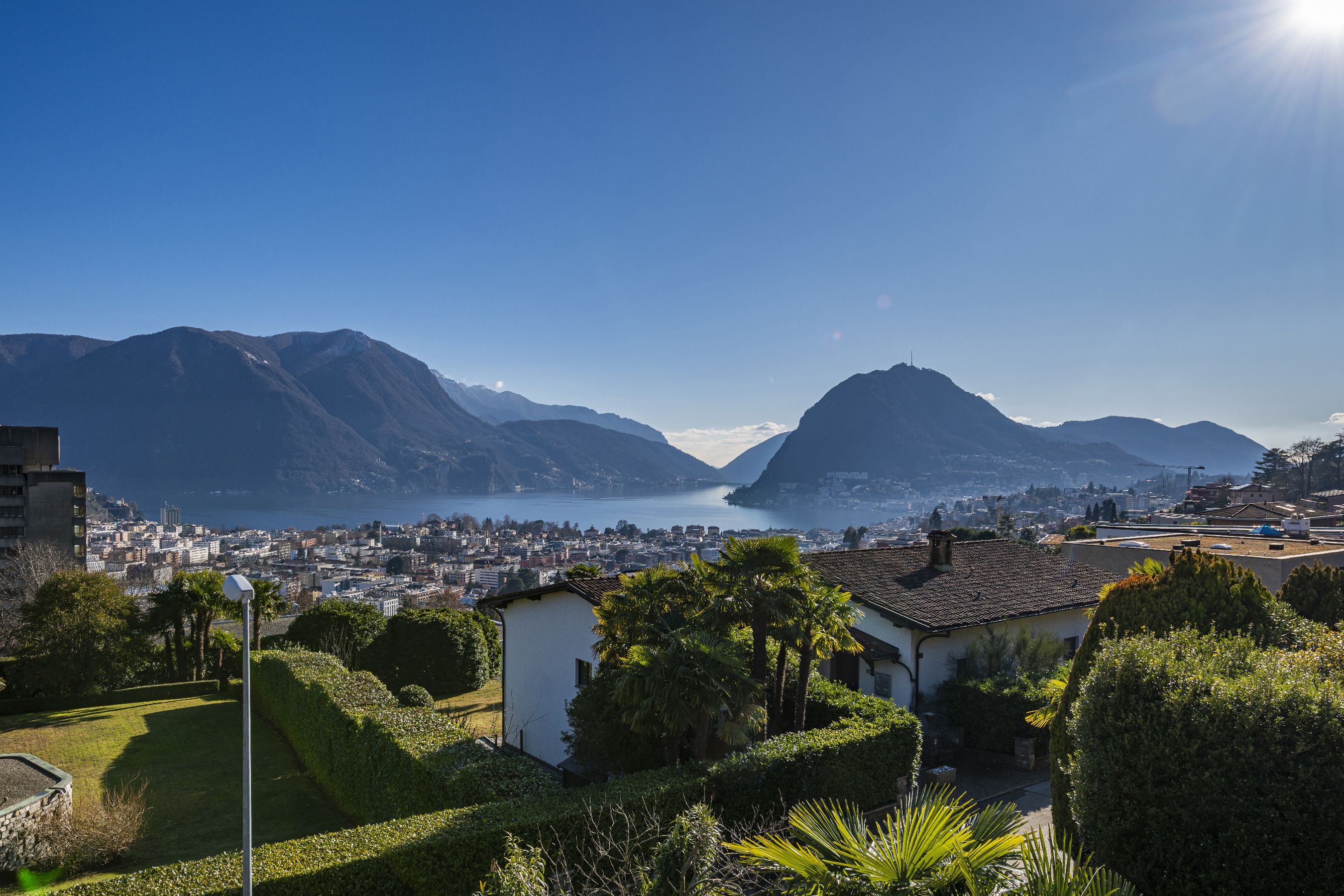 Panoramablick auf See und Berge