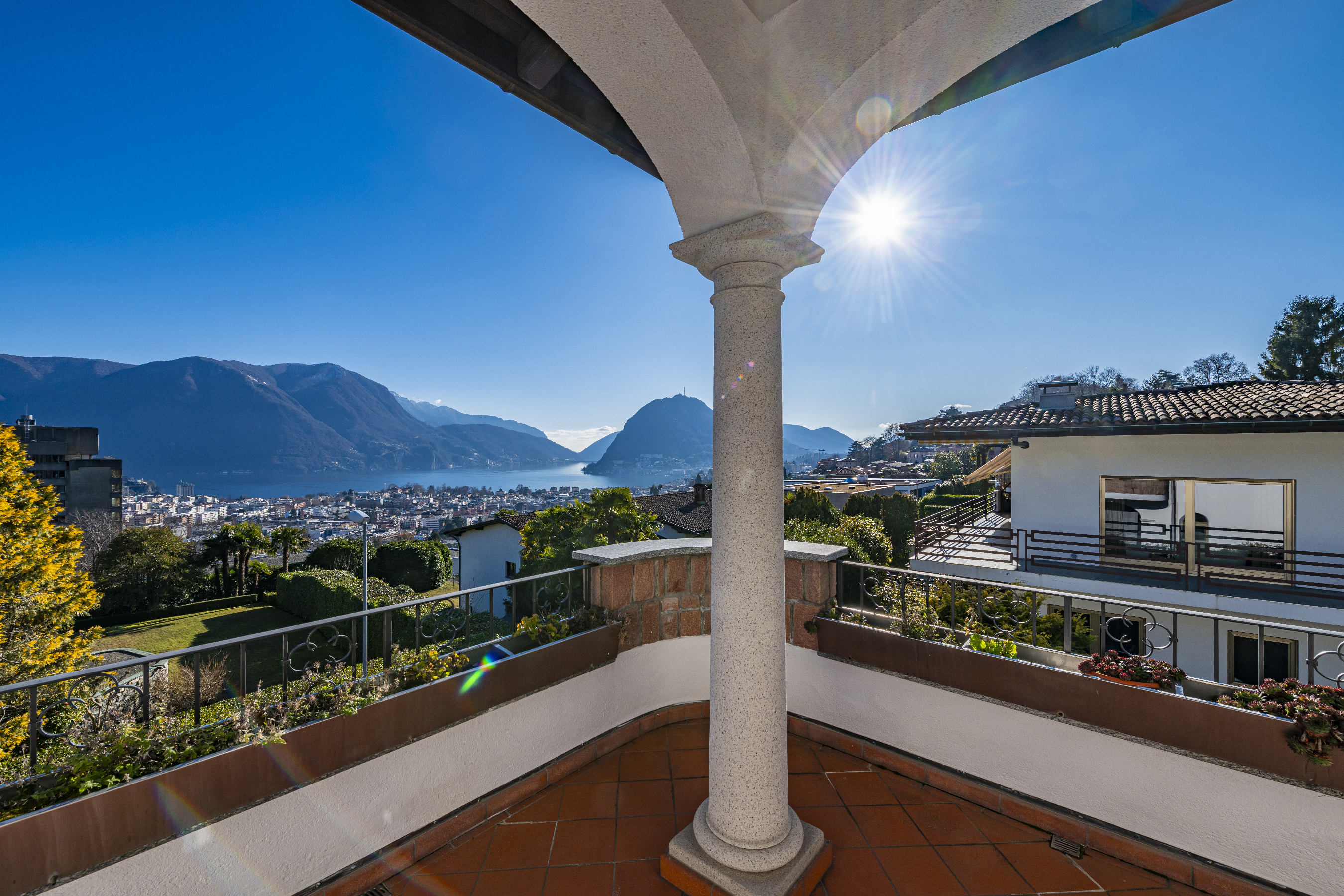Balkon mit Panoramablick auf See und Berge