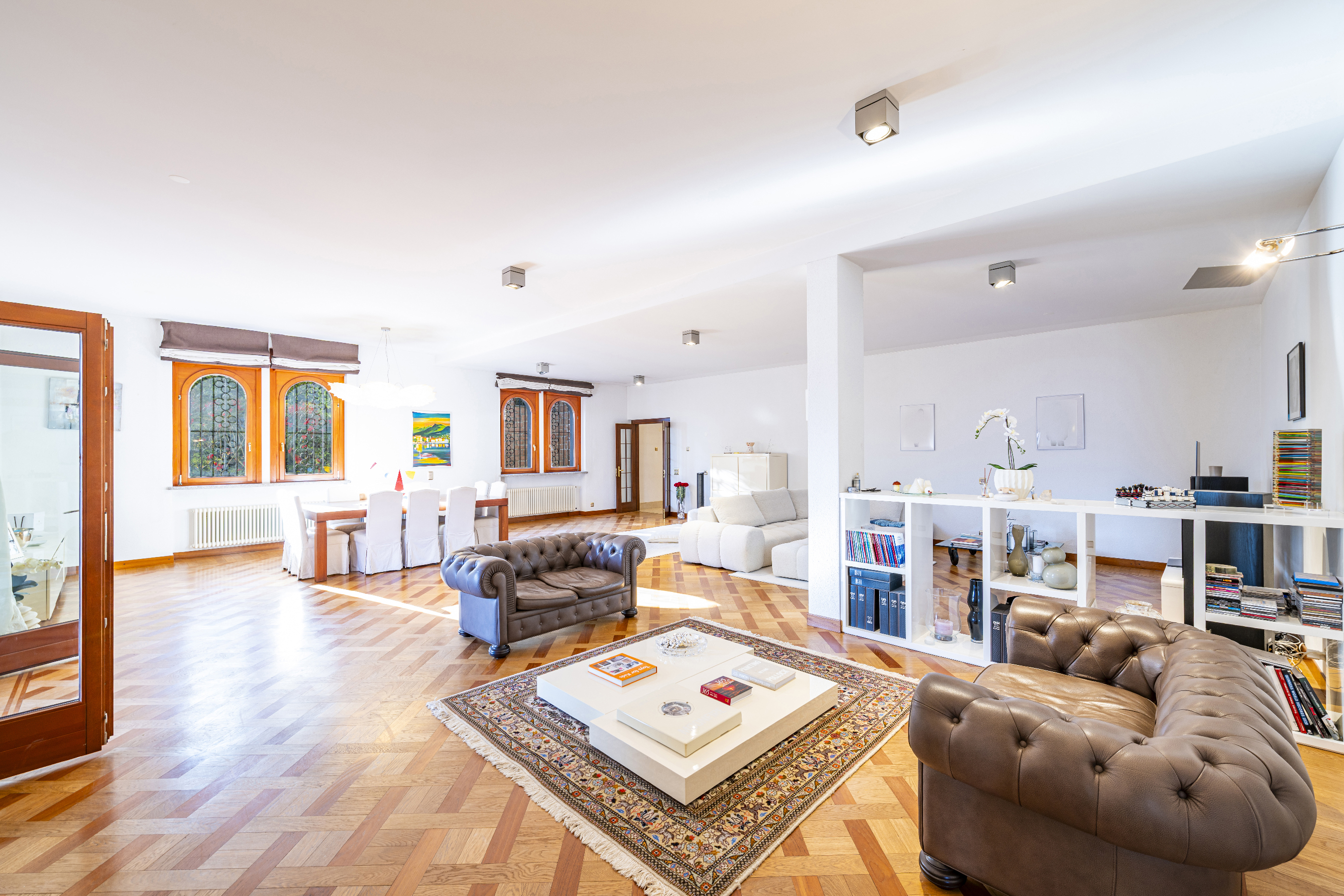 Großzügiges, helles Wohnzimmer mit Essbereich