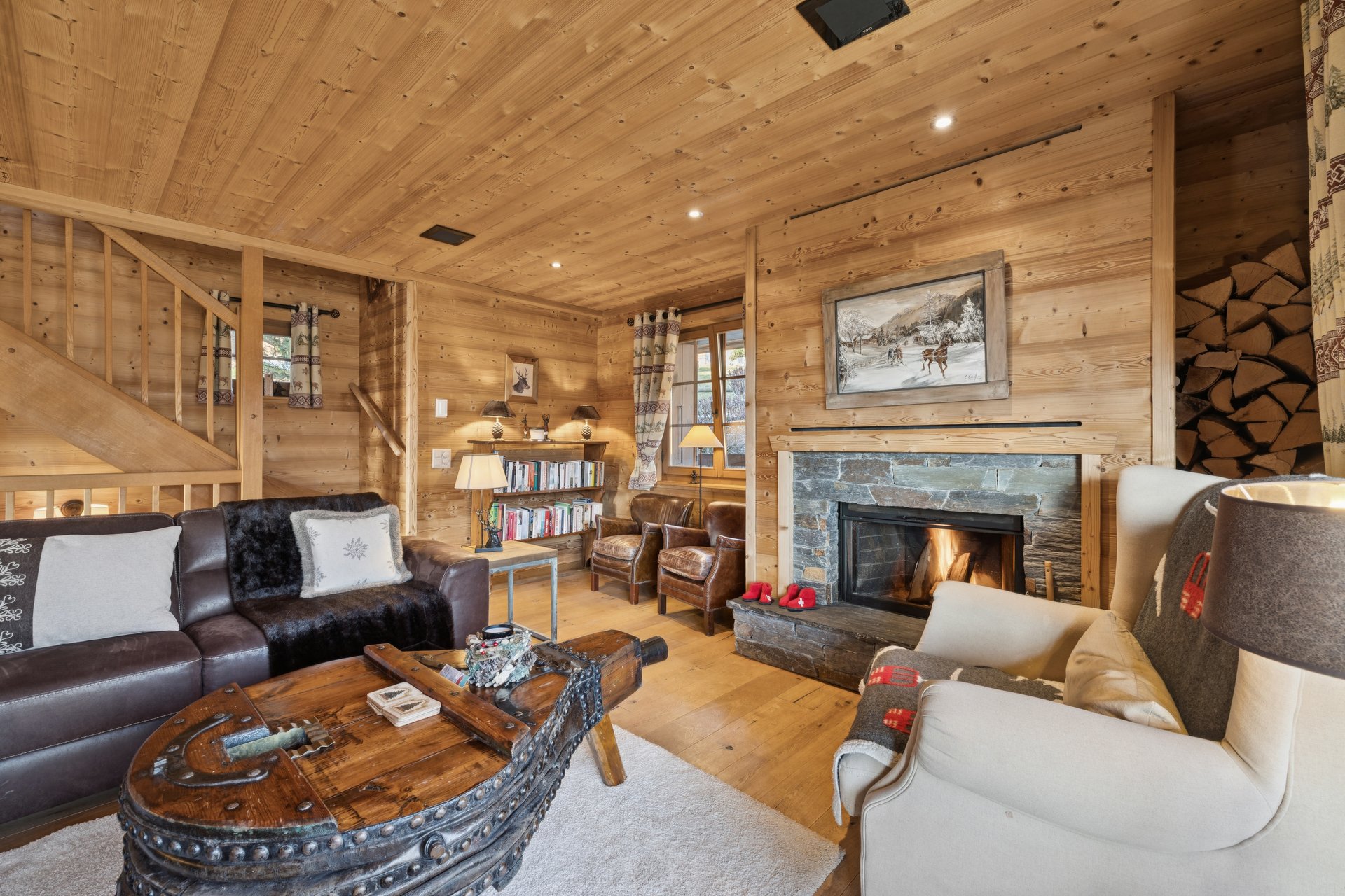 Gemütliches Chalet-Wohnzimmer mit Kamin