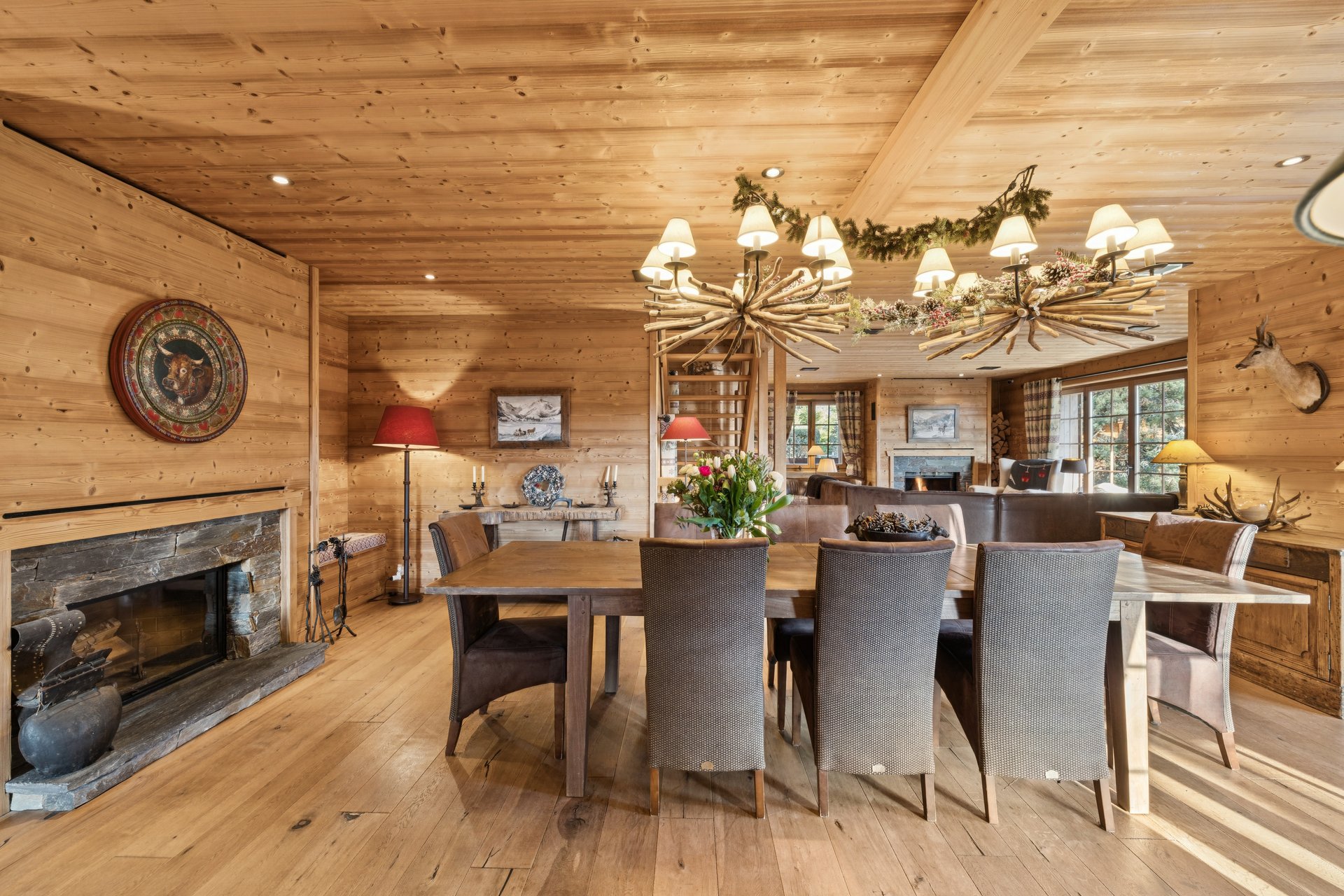 Rustikaler Chalet-Essbereich mit Kamin