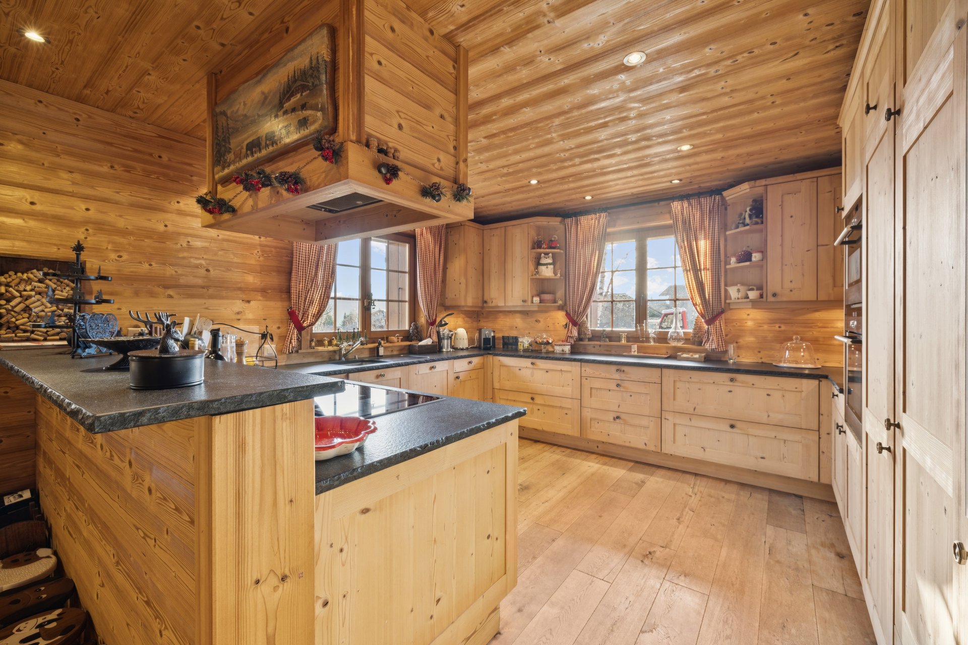 Gemütliche Landhausküche aus Holz