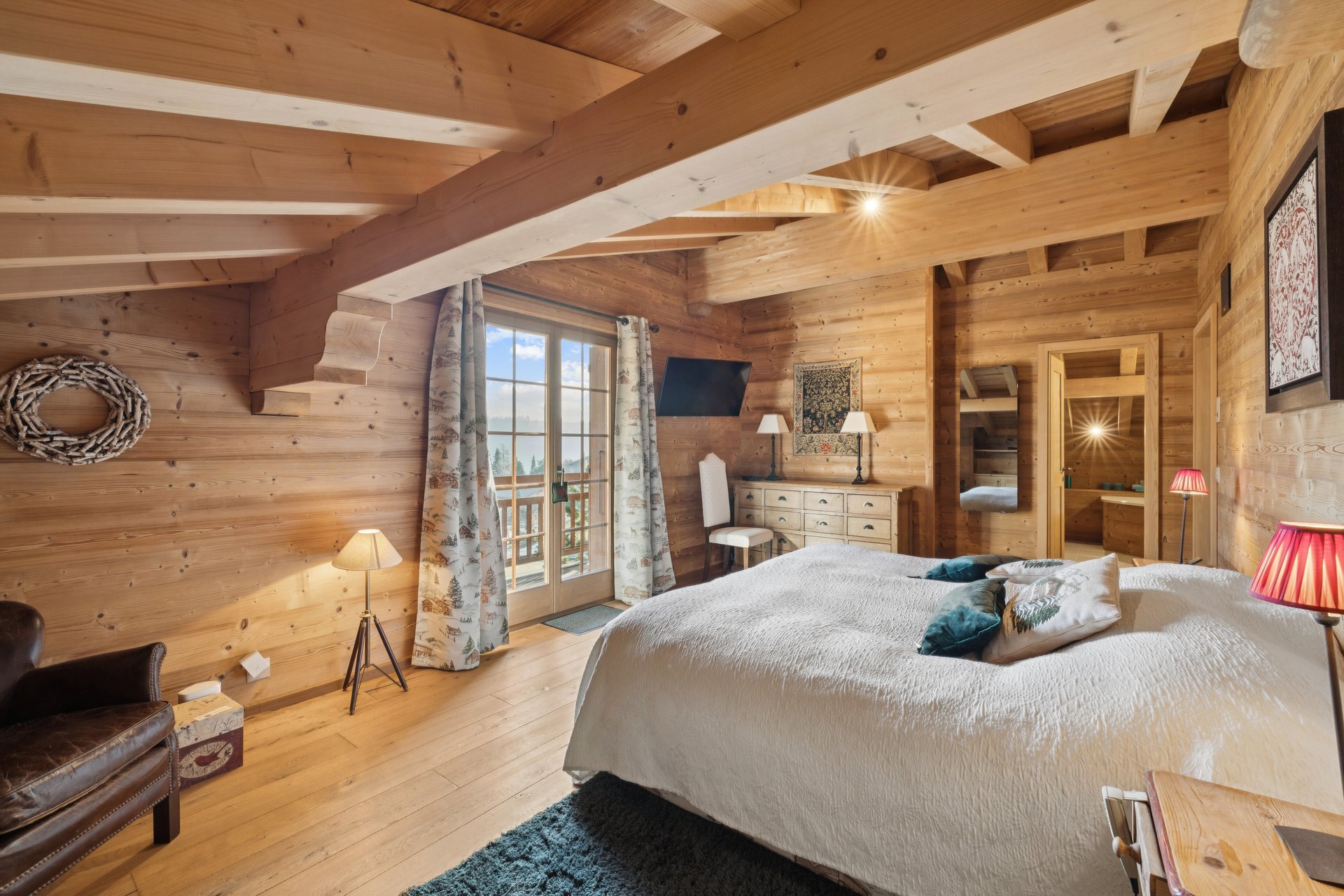 Rustikales Schlafzimmer mit Holzausstattung