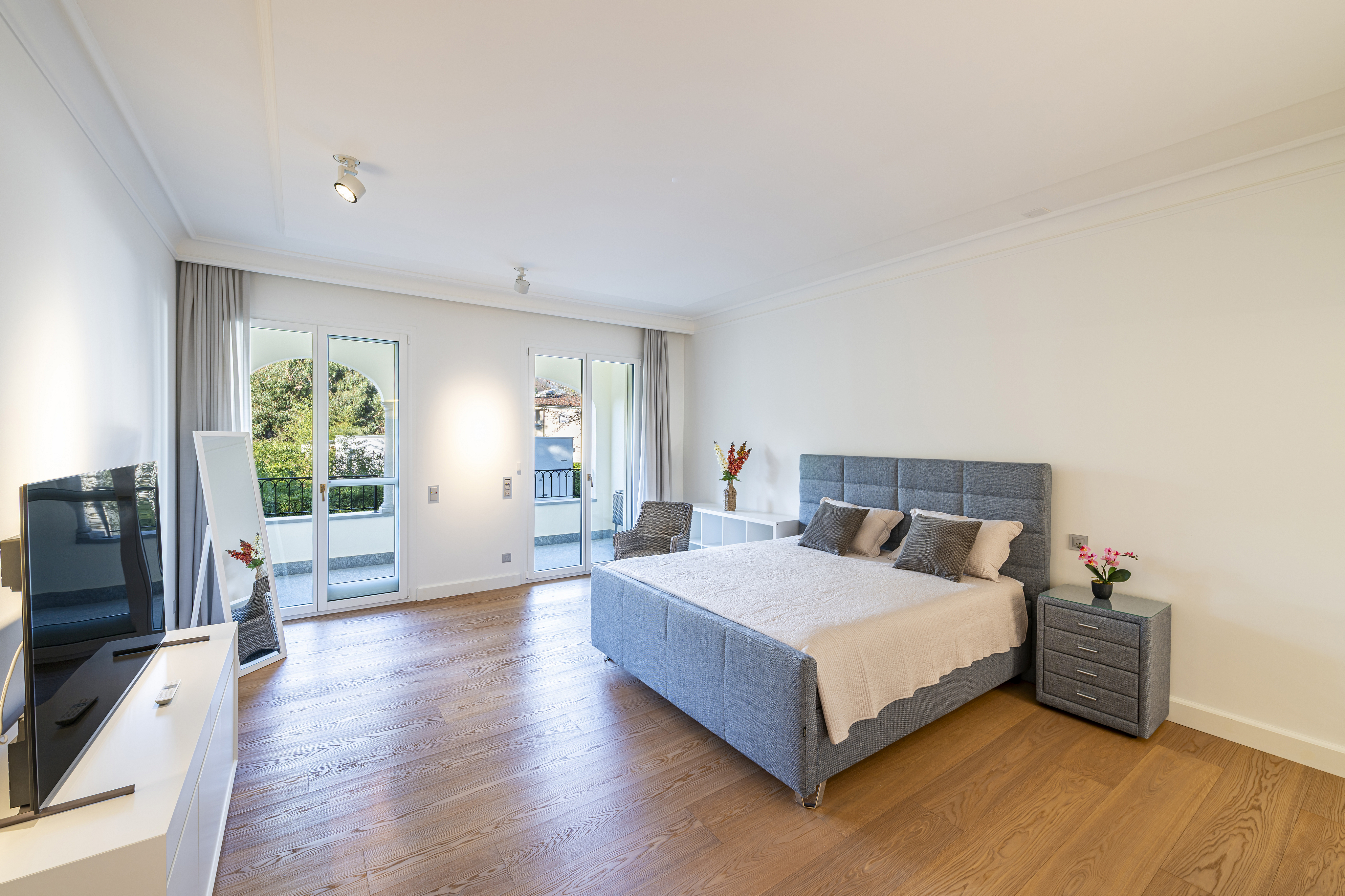 Helles Schlafzimmer mit Balkonzugang