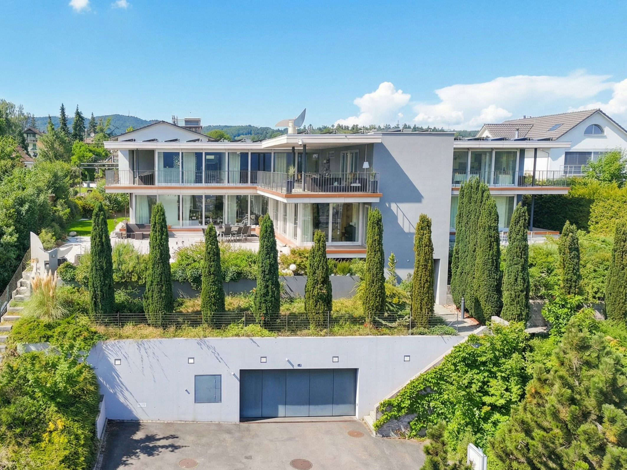 Moderne Villa mit Garten und Doppelgarage