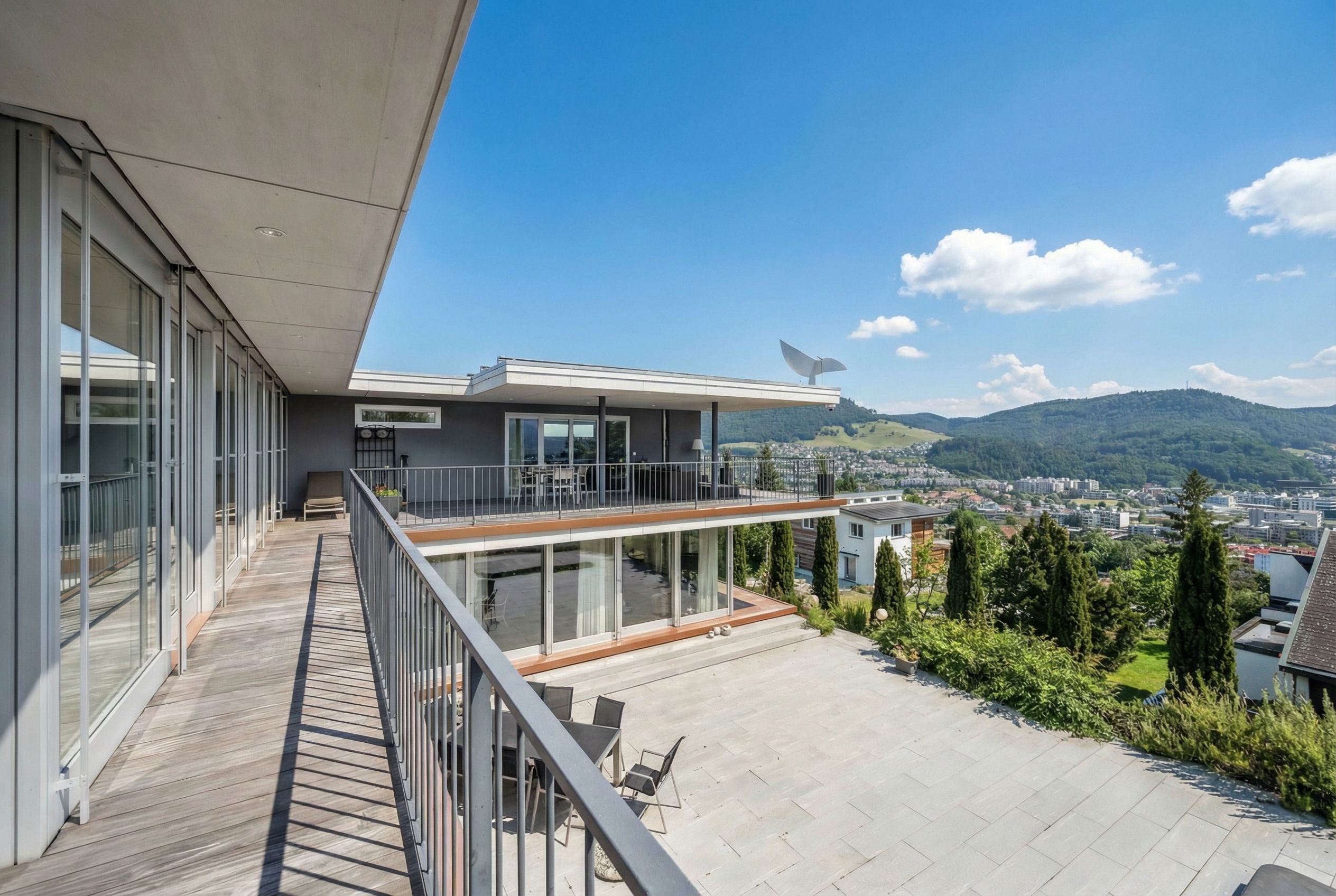 Großzügige Dachterrasse mit Panoramablick