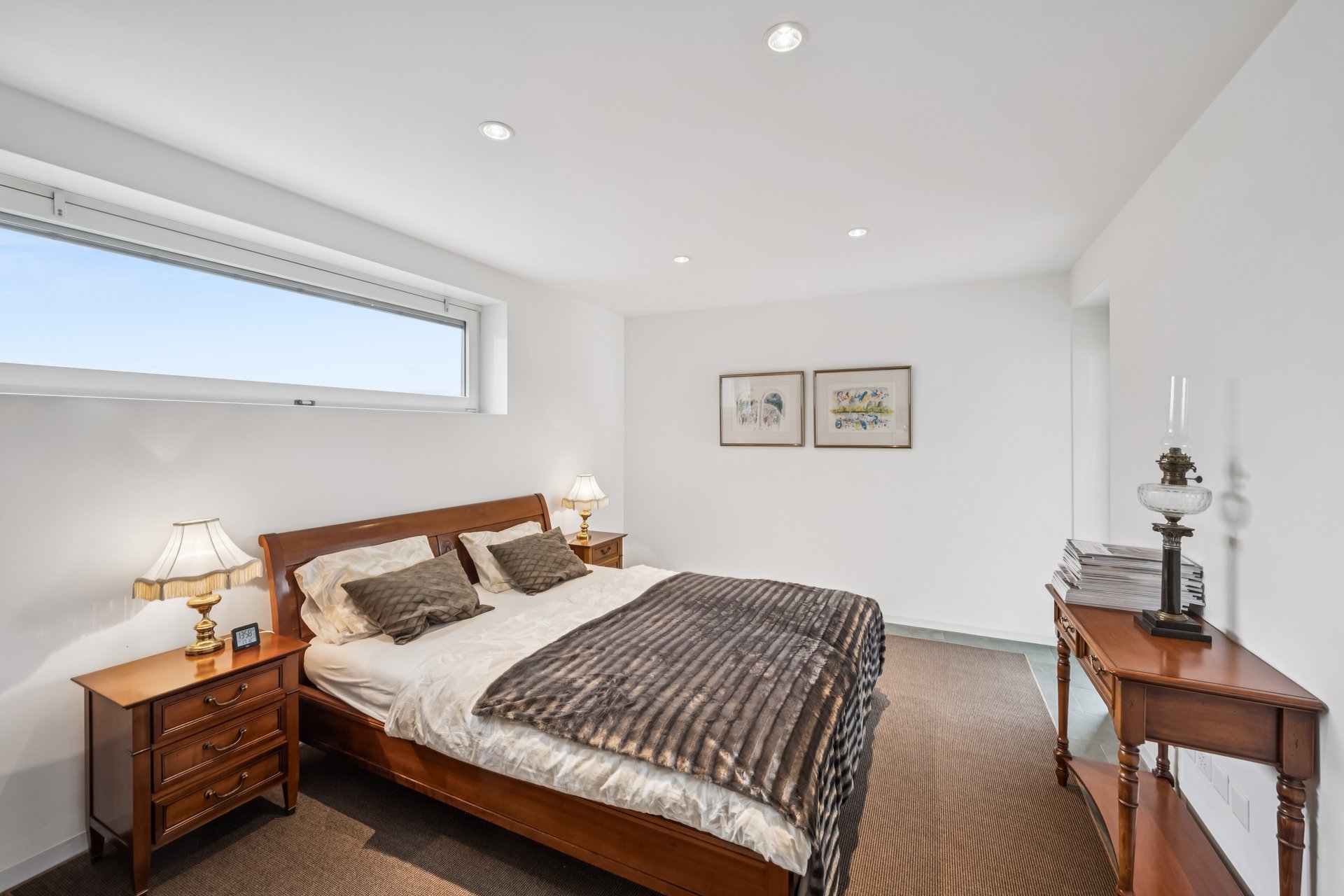 Helles Schlafzimmer mit klassischer Holzmöblierung