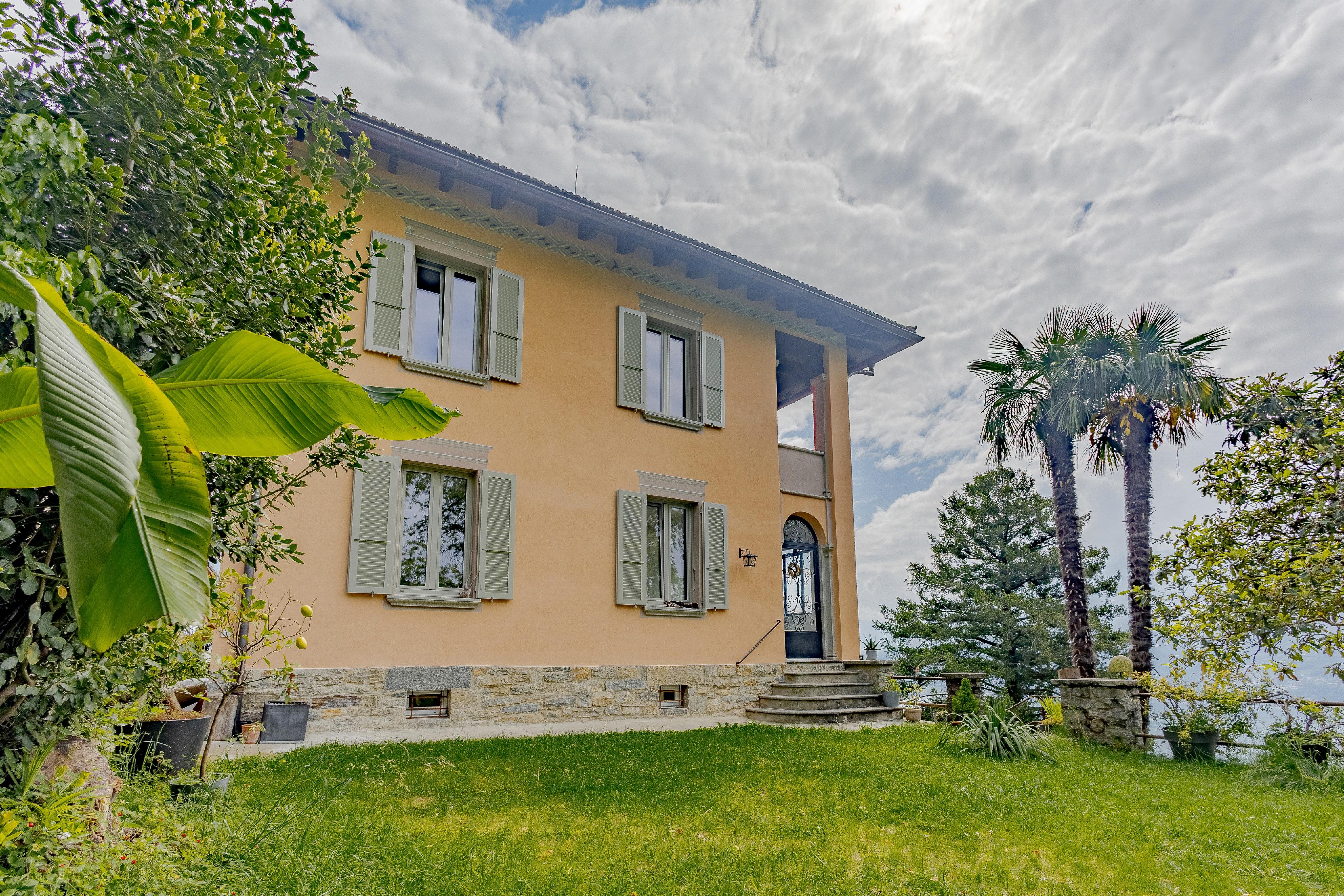 Haus mit mediterranem Garten