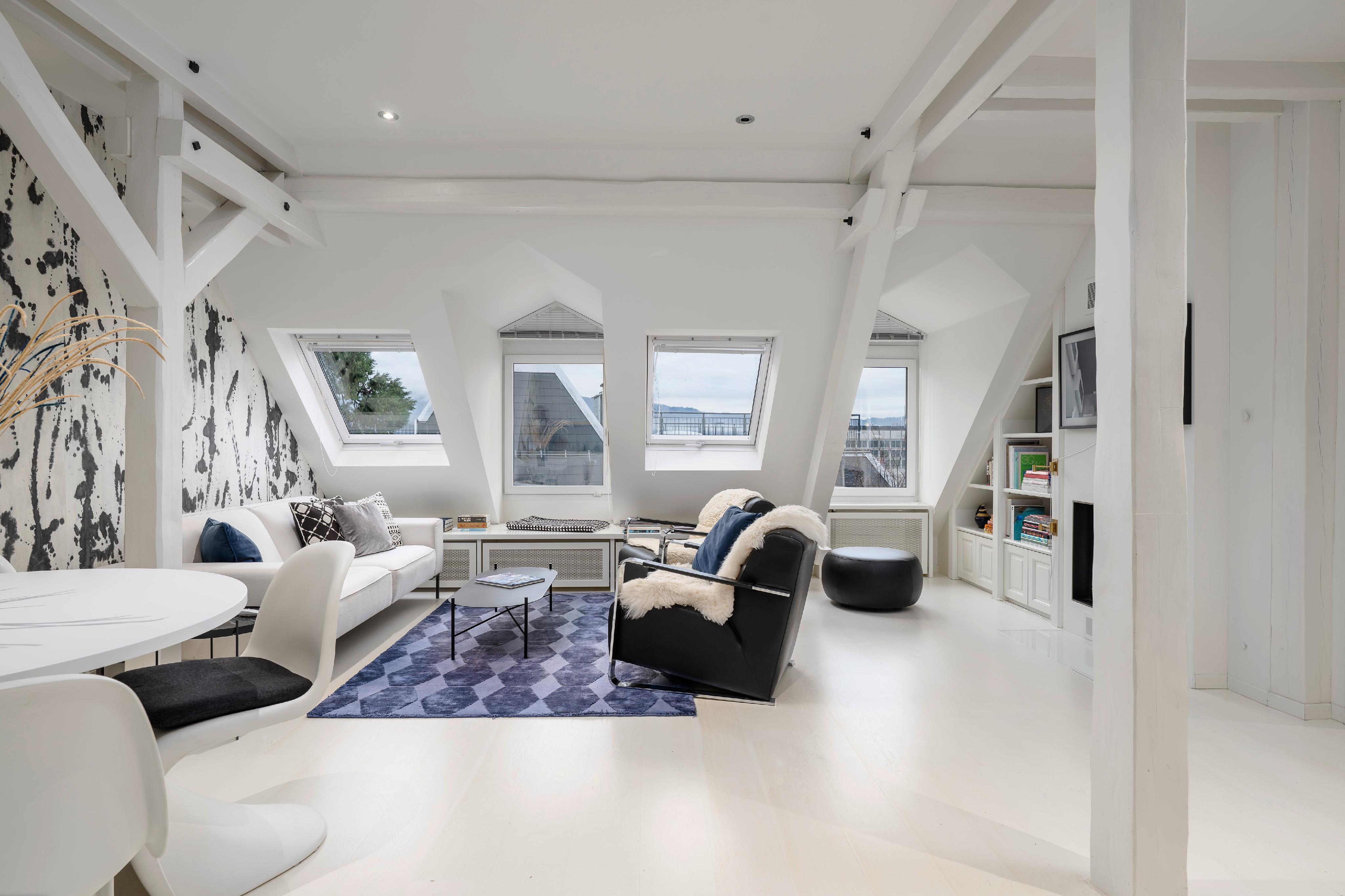 Helles Dachgeschoss-Wohnzimmer