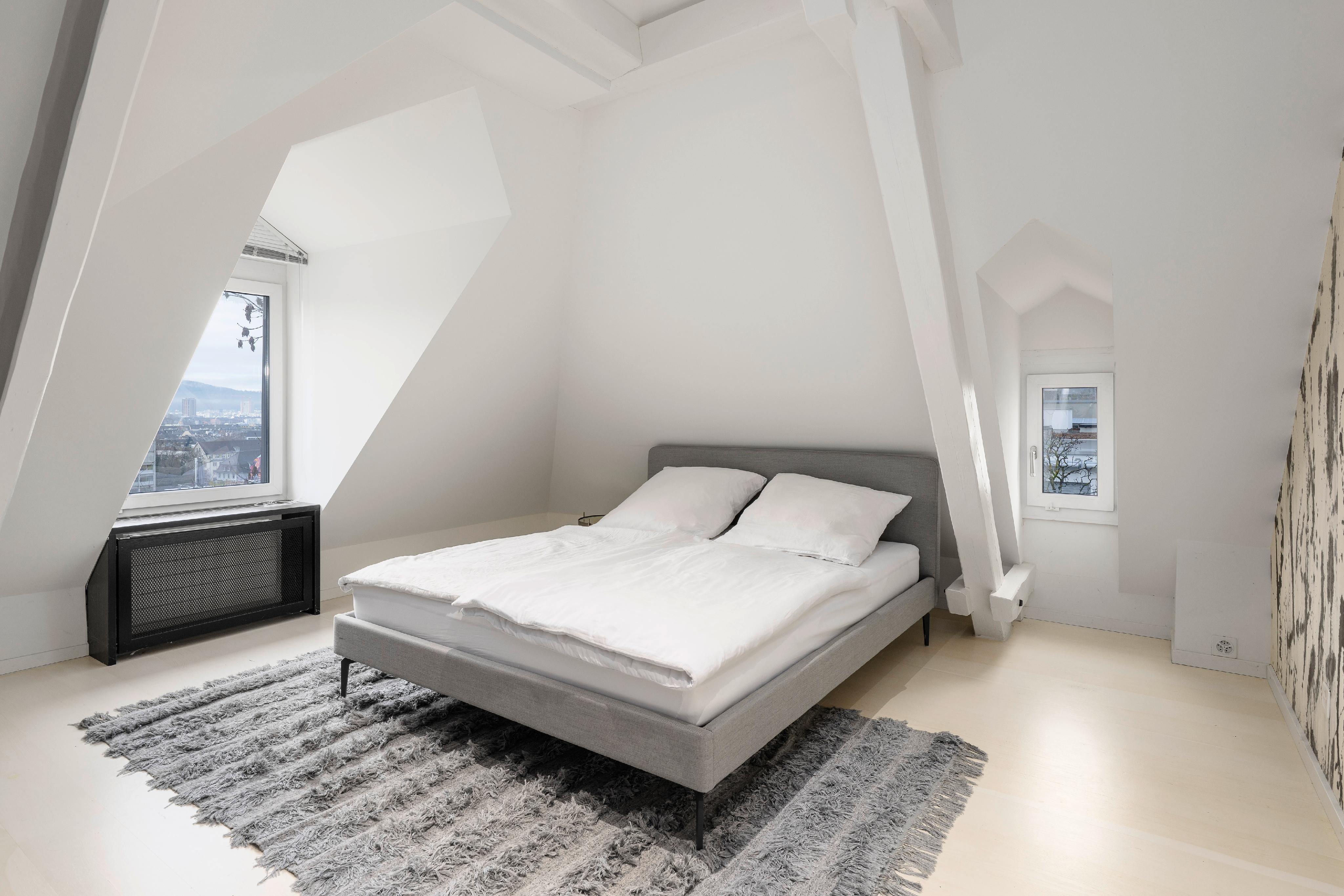 Helles Schlafzimmer im Dachgeschoss