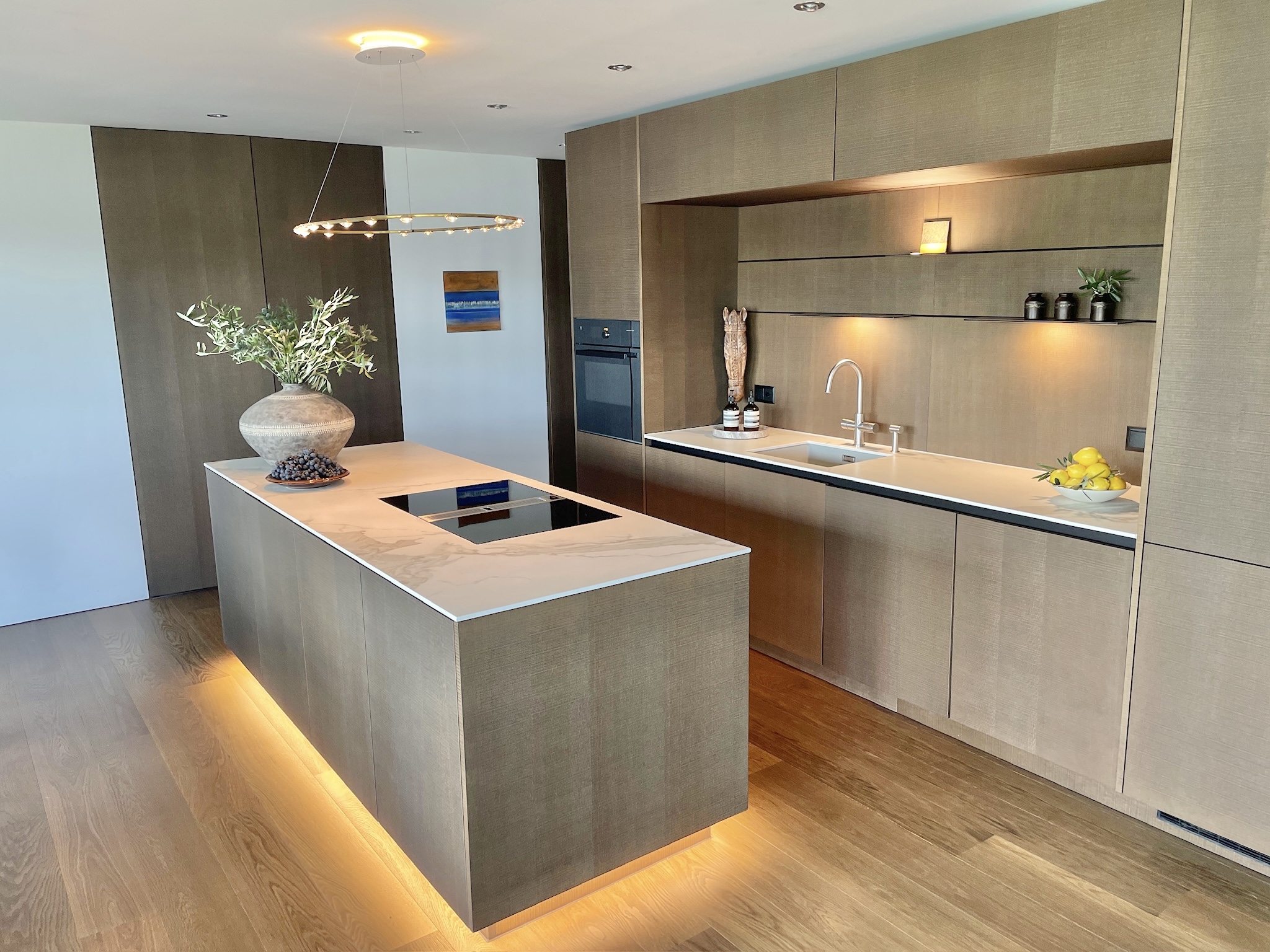 Moderne Designküche mit Kochinsel