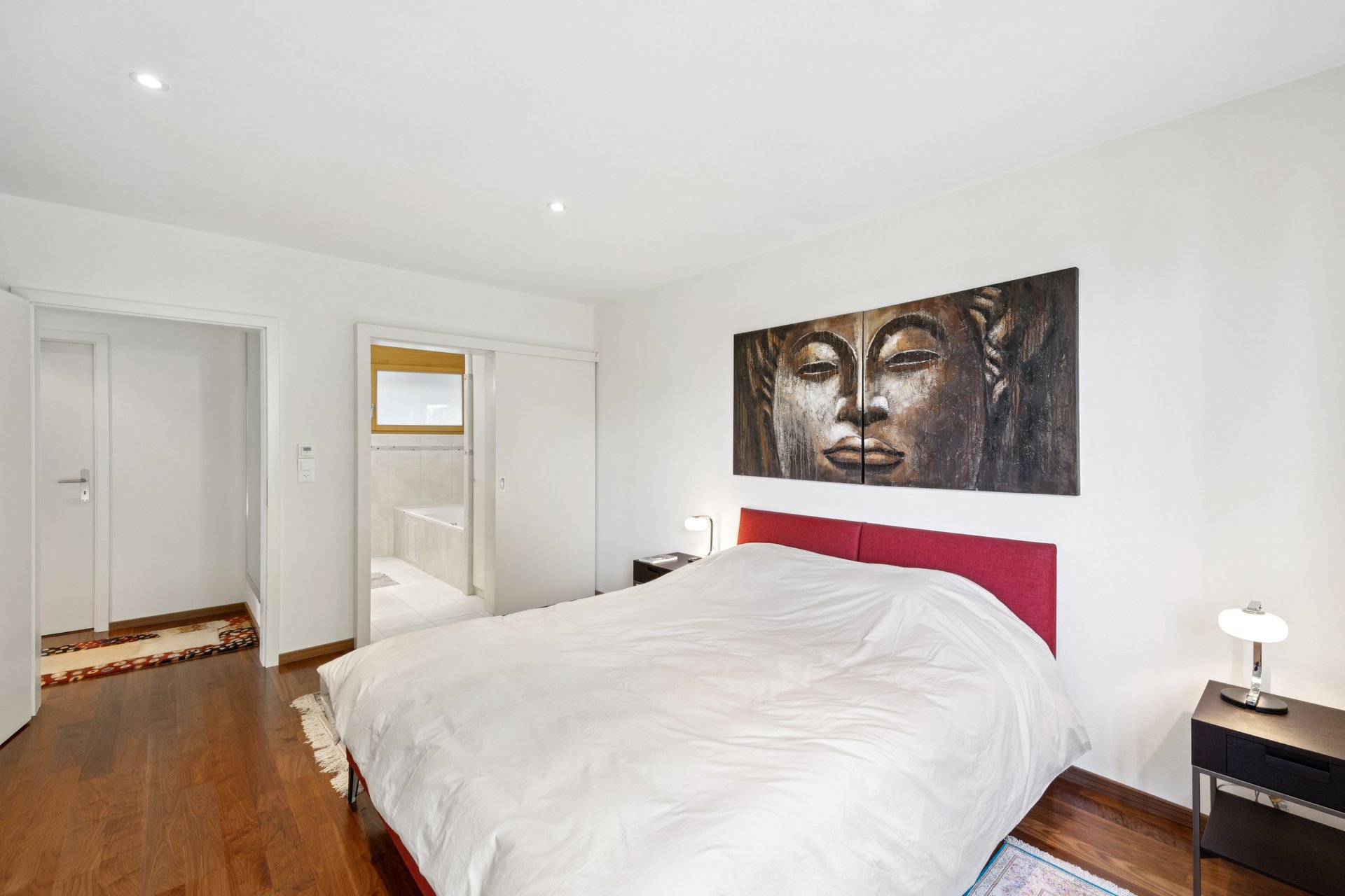 Modernes Schlafzimmer mit Badzugang