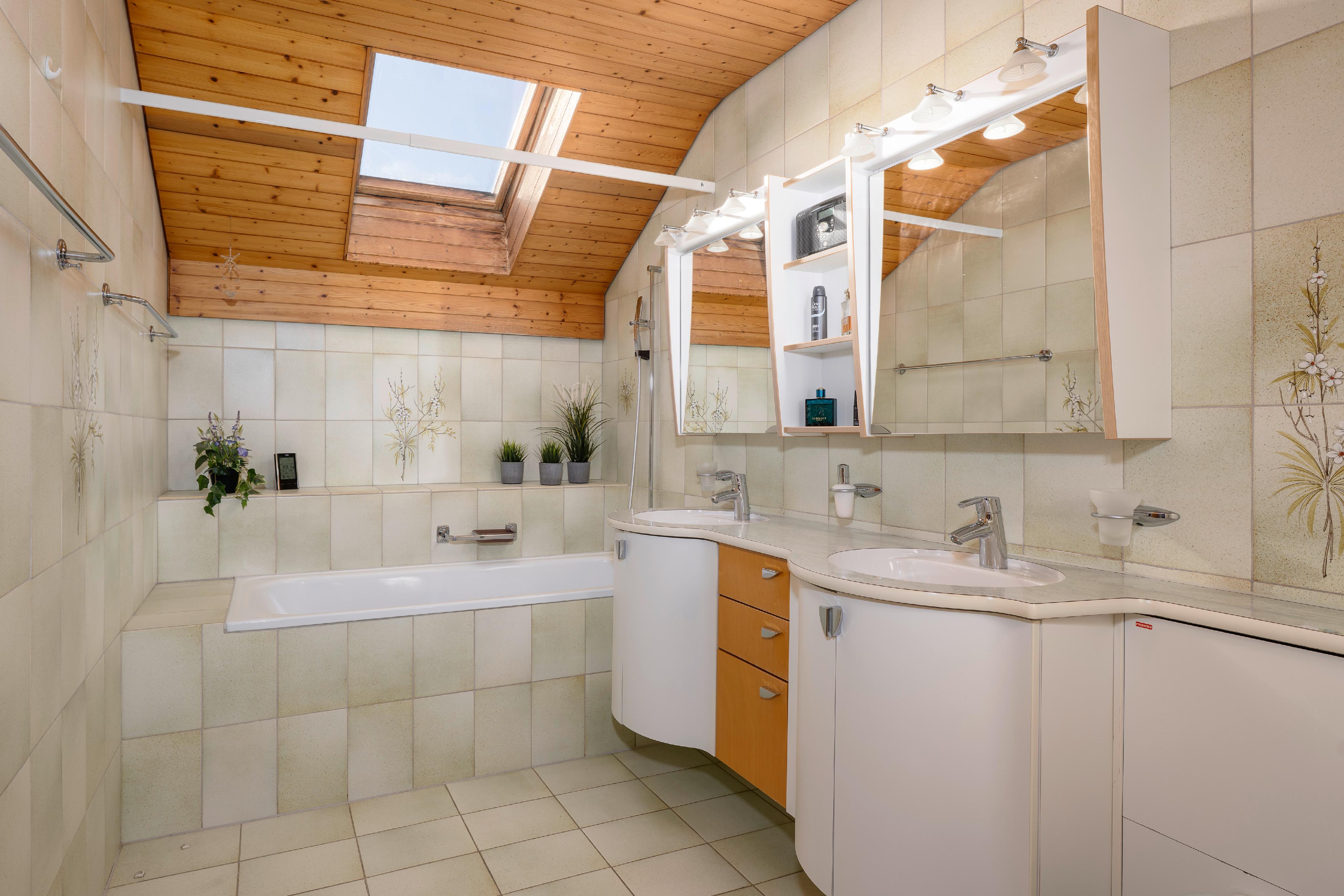 Helles Badezimmer mit Dachfenster