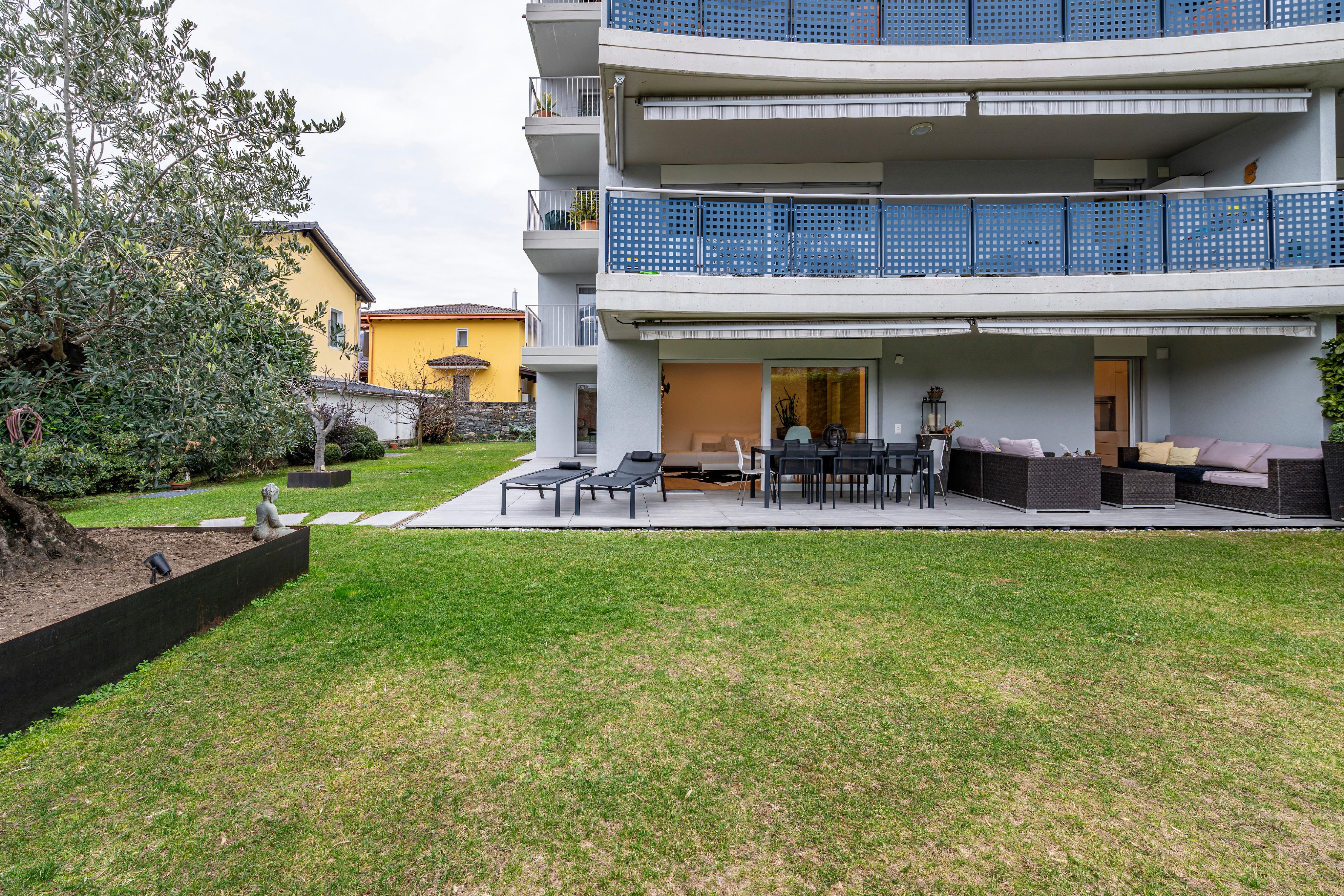 Garten- und Terrassenansicht eines modernen Mehrfamilienhauses