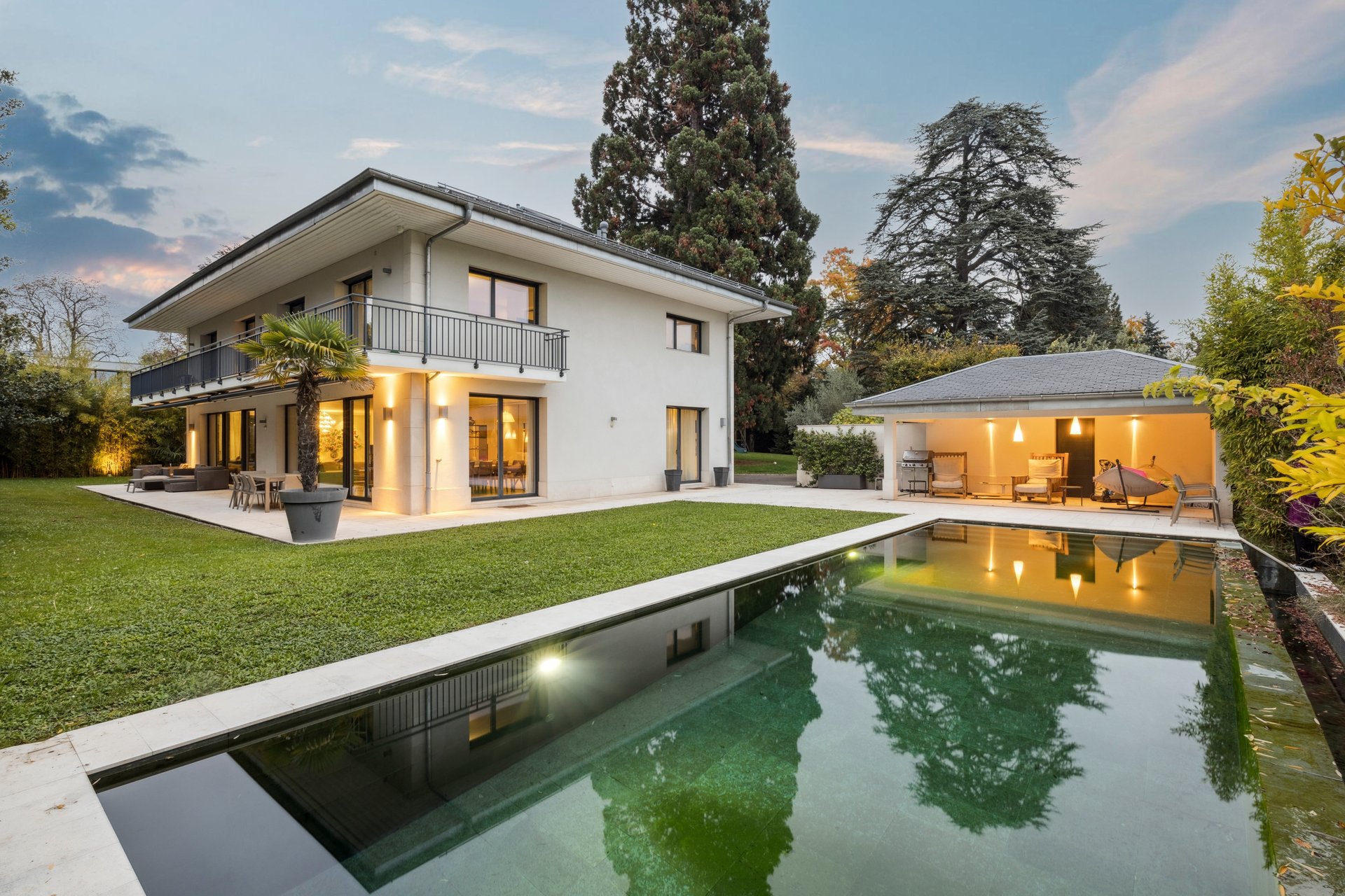Moderne Villa mit Pool und Garten