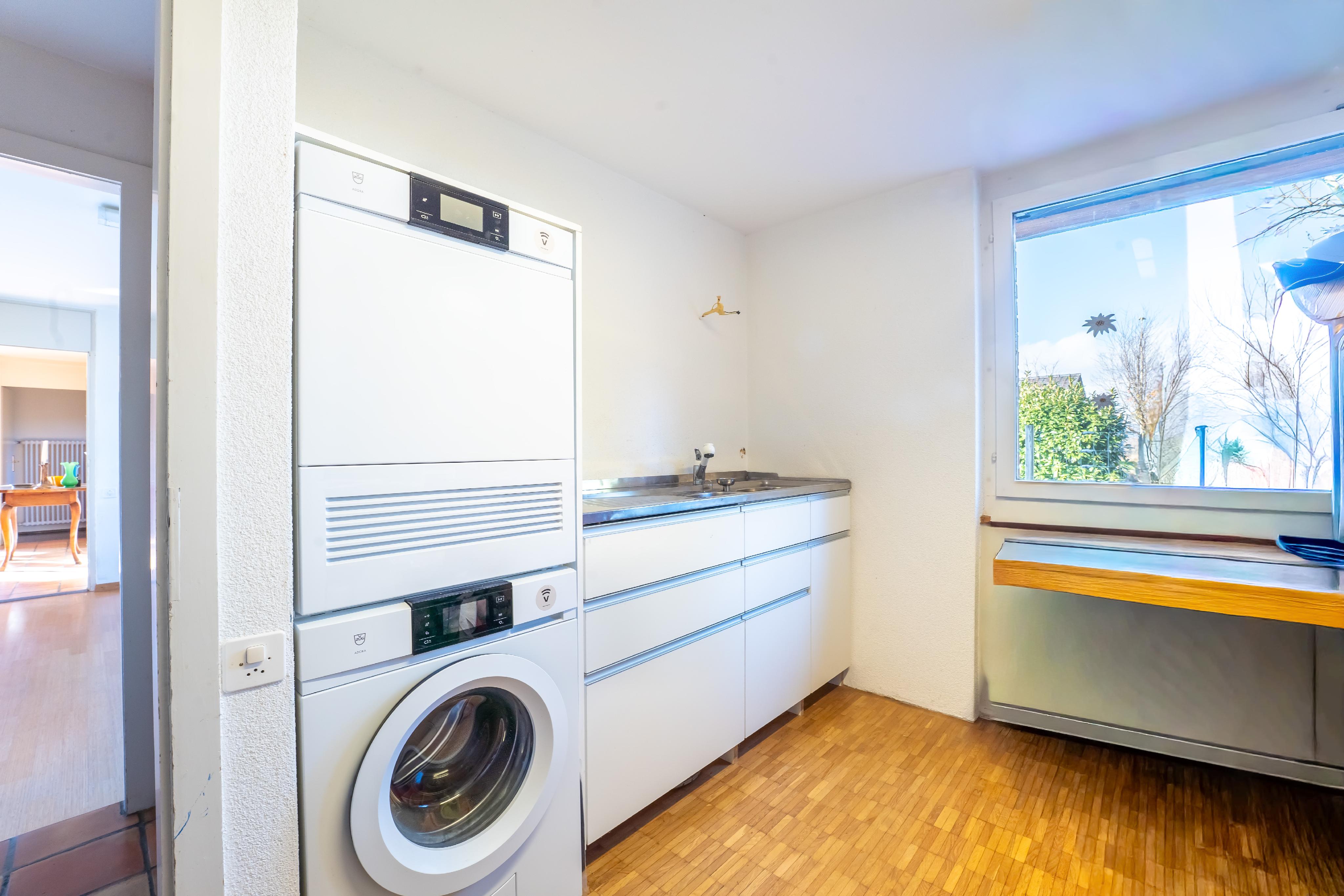 Hauswirtschaftsraum mit Waschmaschine und Spülbecken