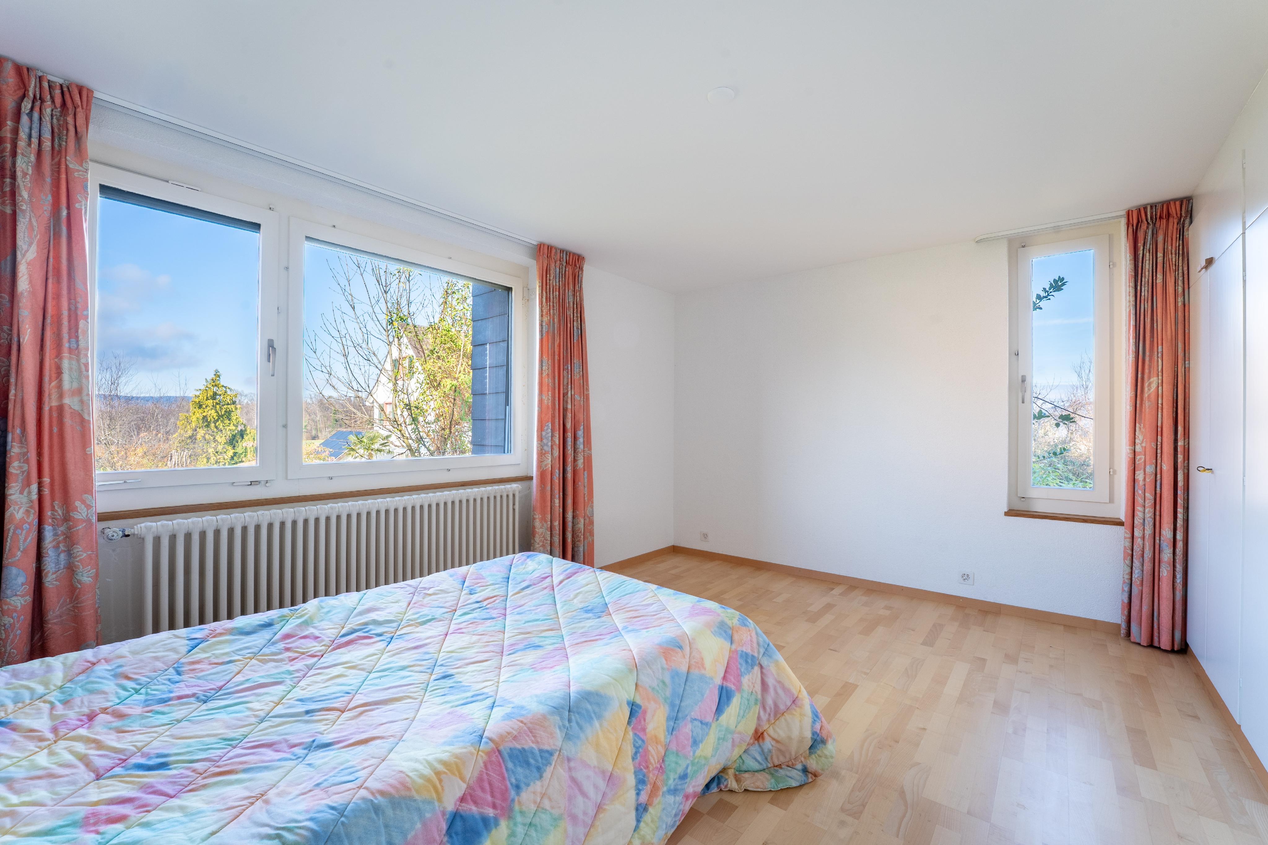 Helles Schlafzimmer mit Blick ins Grüne