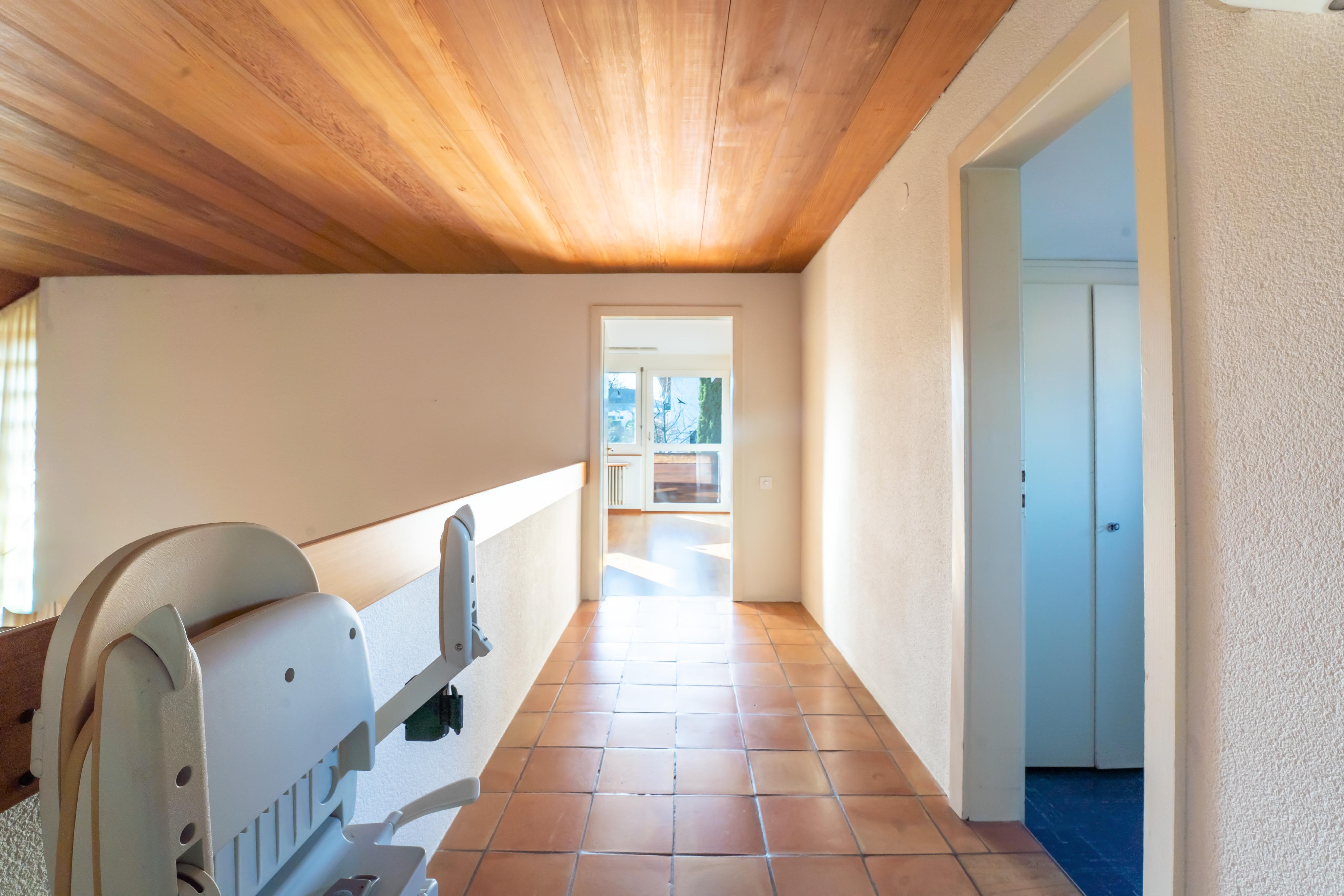 Heller Flur mit Holzdecke und Terrakottafliesen