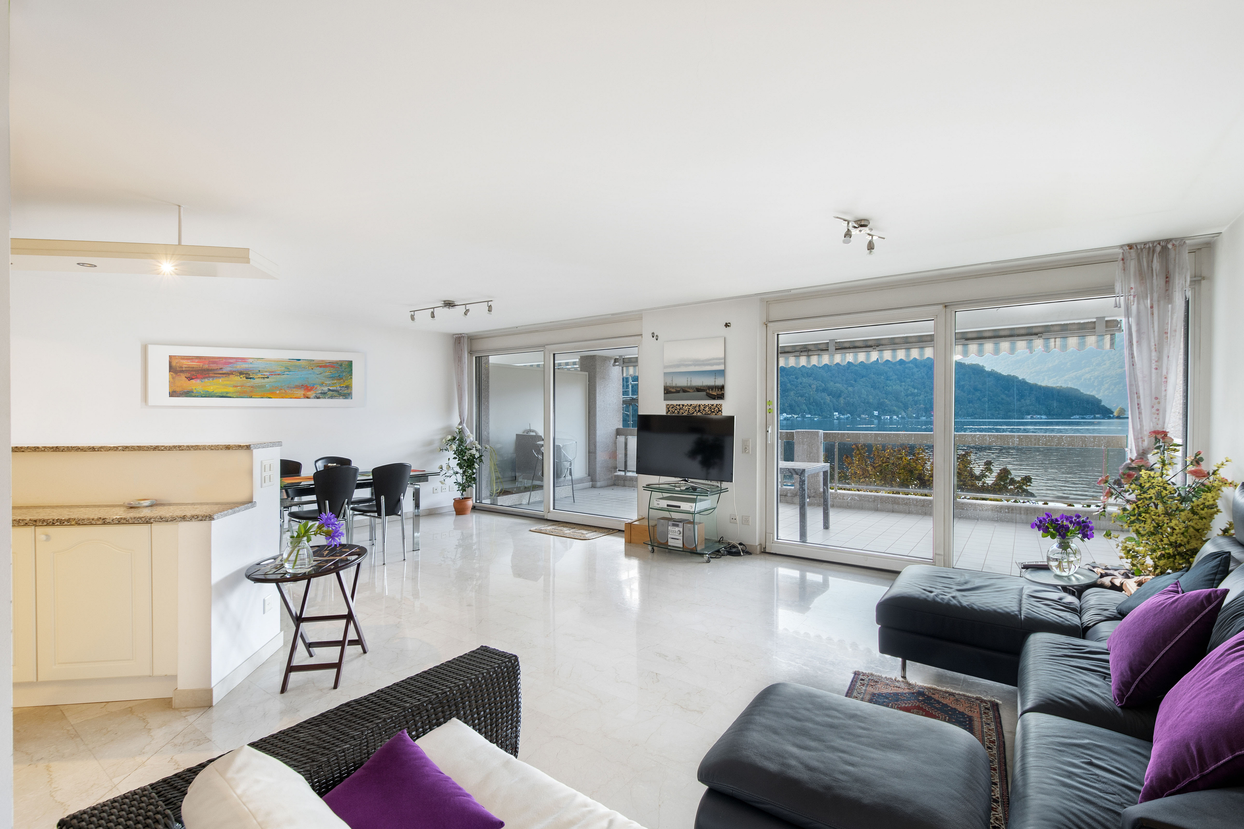 Helles Wohnzimmer mit Seeblick