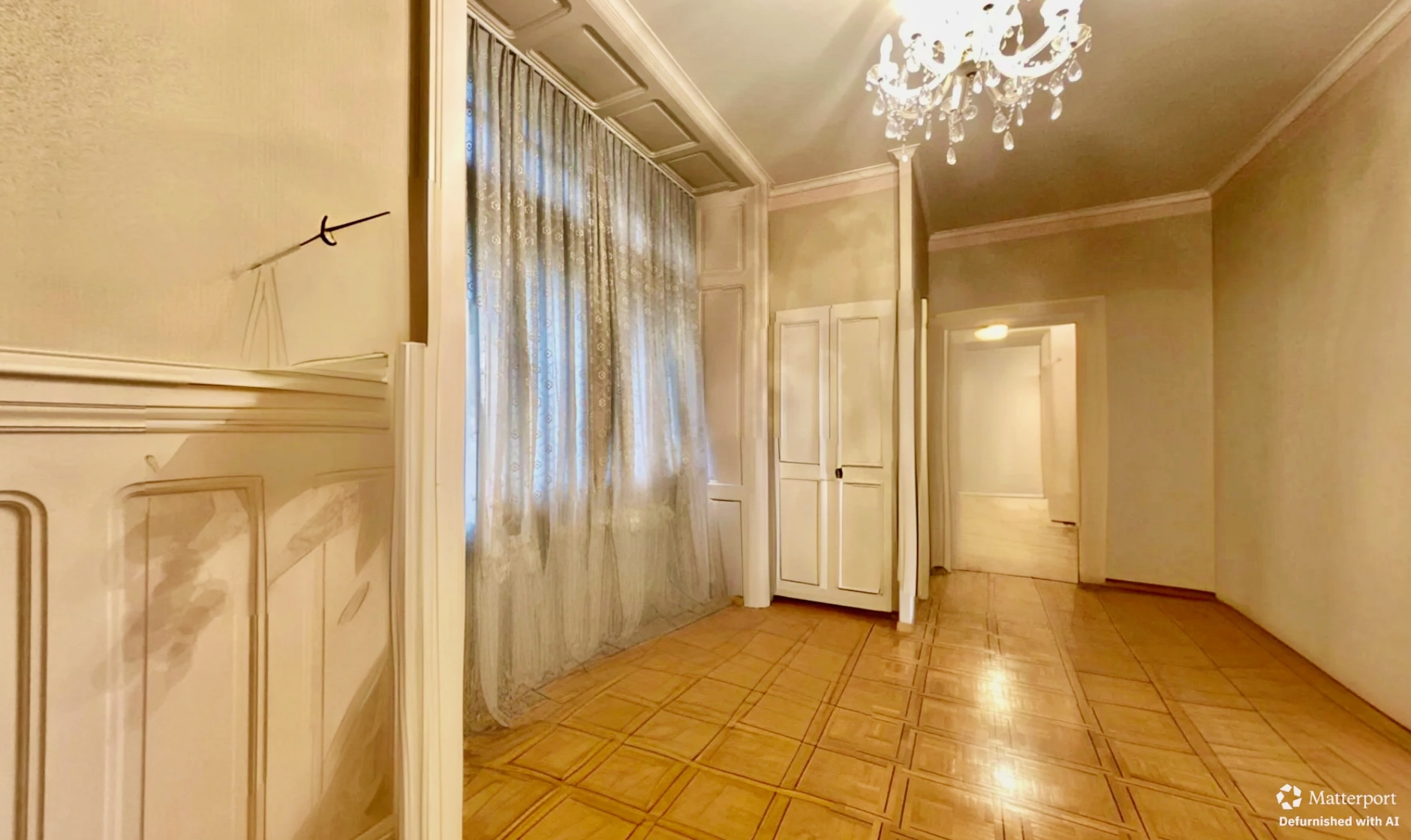 Eleganter Flur mit Kronleuchter