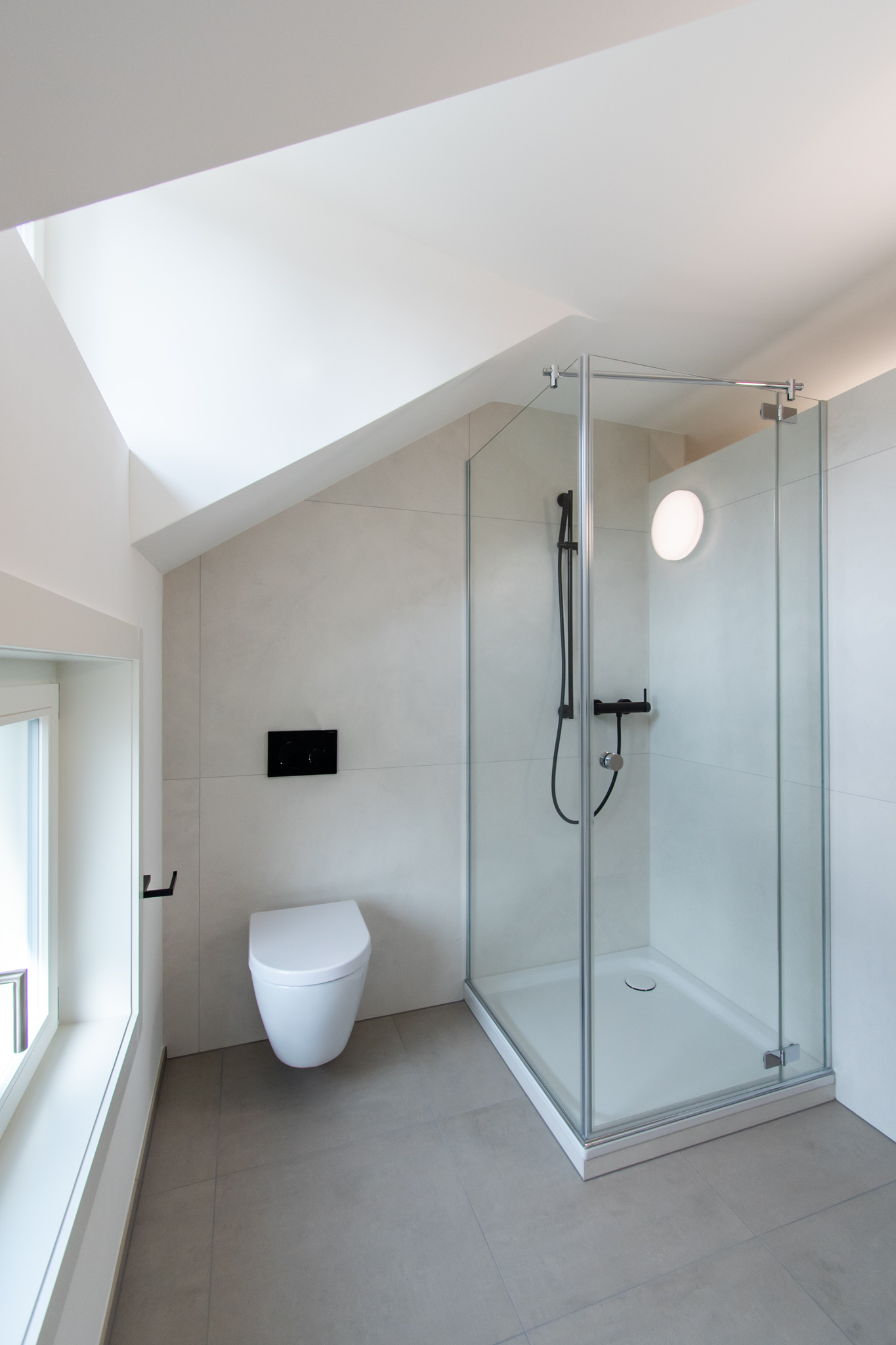 Modernes Bad mit Dusche und WC