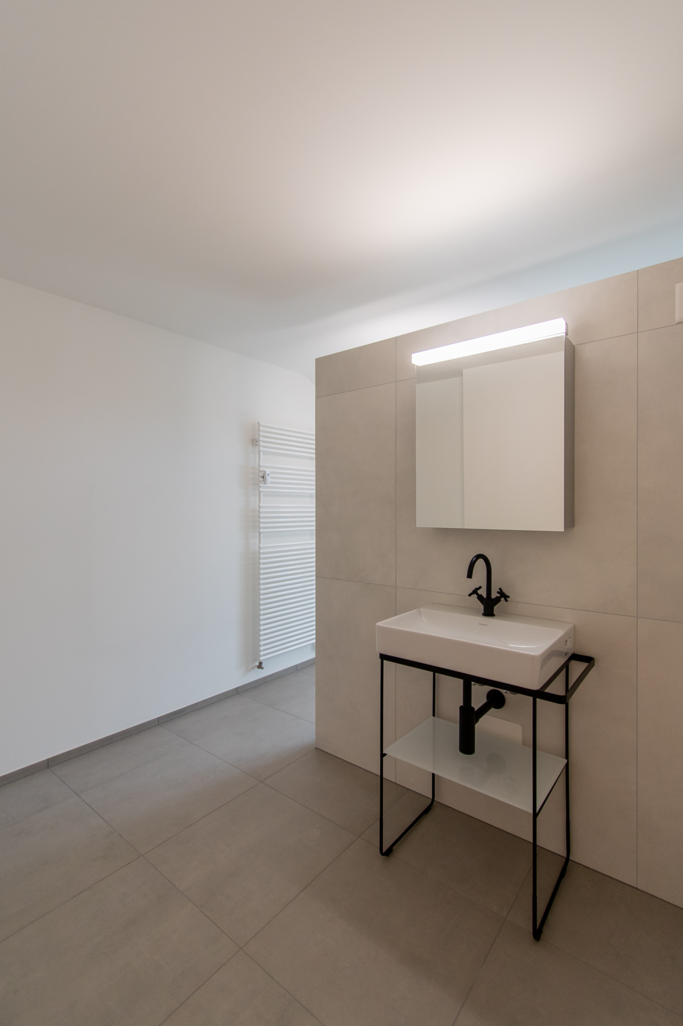 Modernes Badezimmer mit Waschtisch