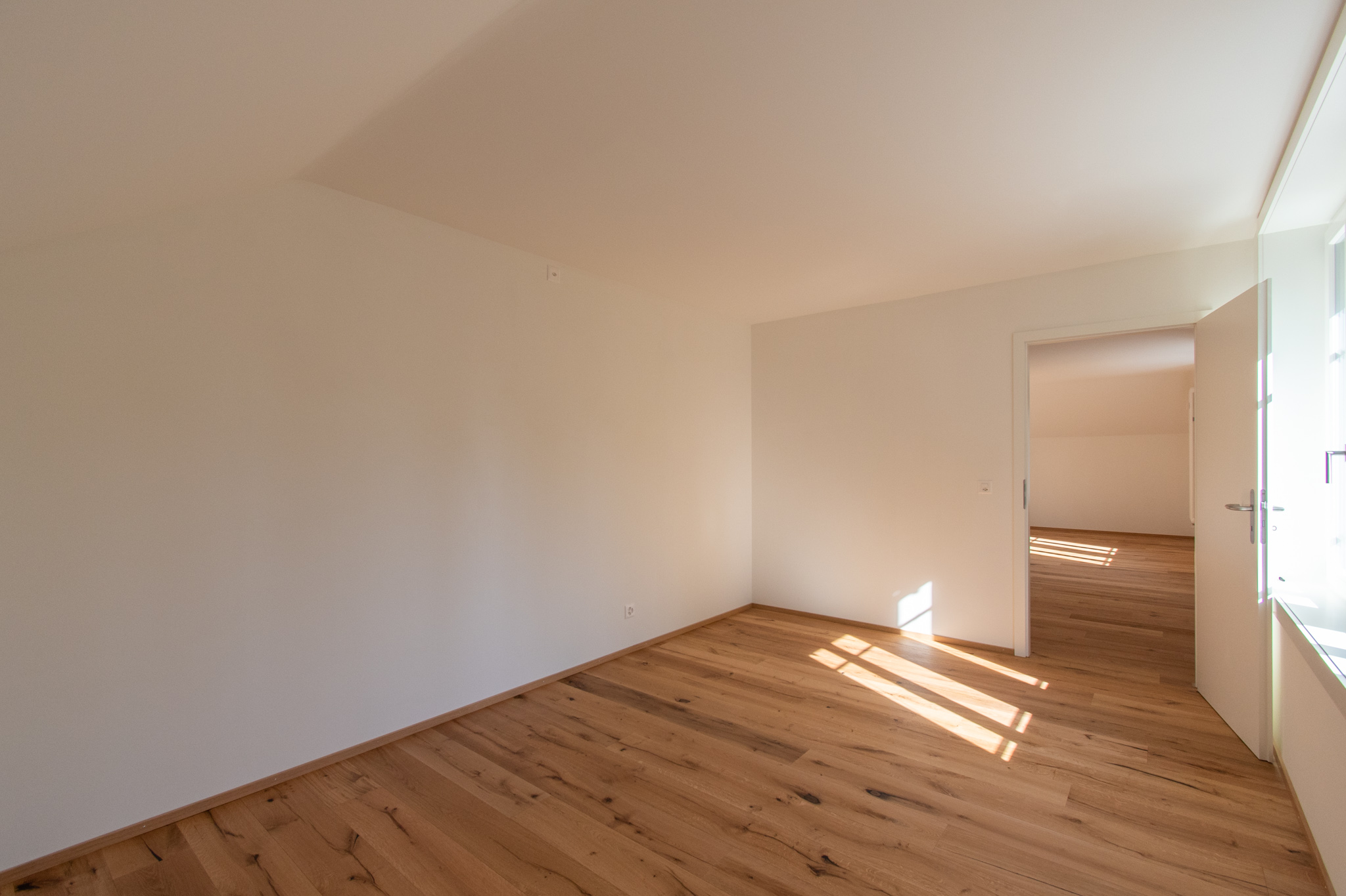 Heller leerer Raum mit Holzfußboden