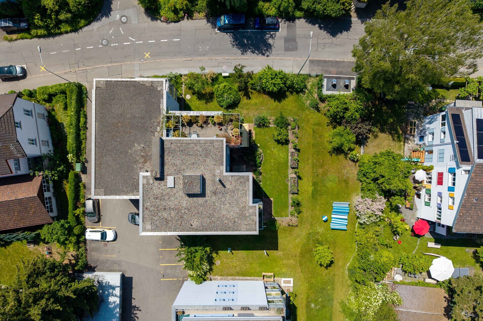 Luftaufnahme eines Wohngebäudes mit Garten