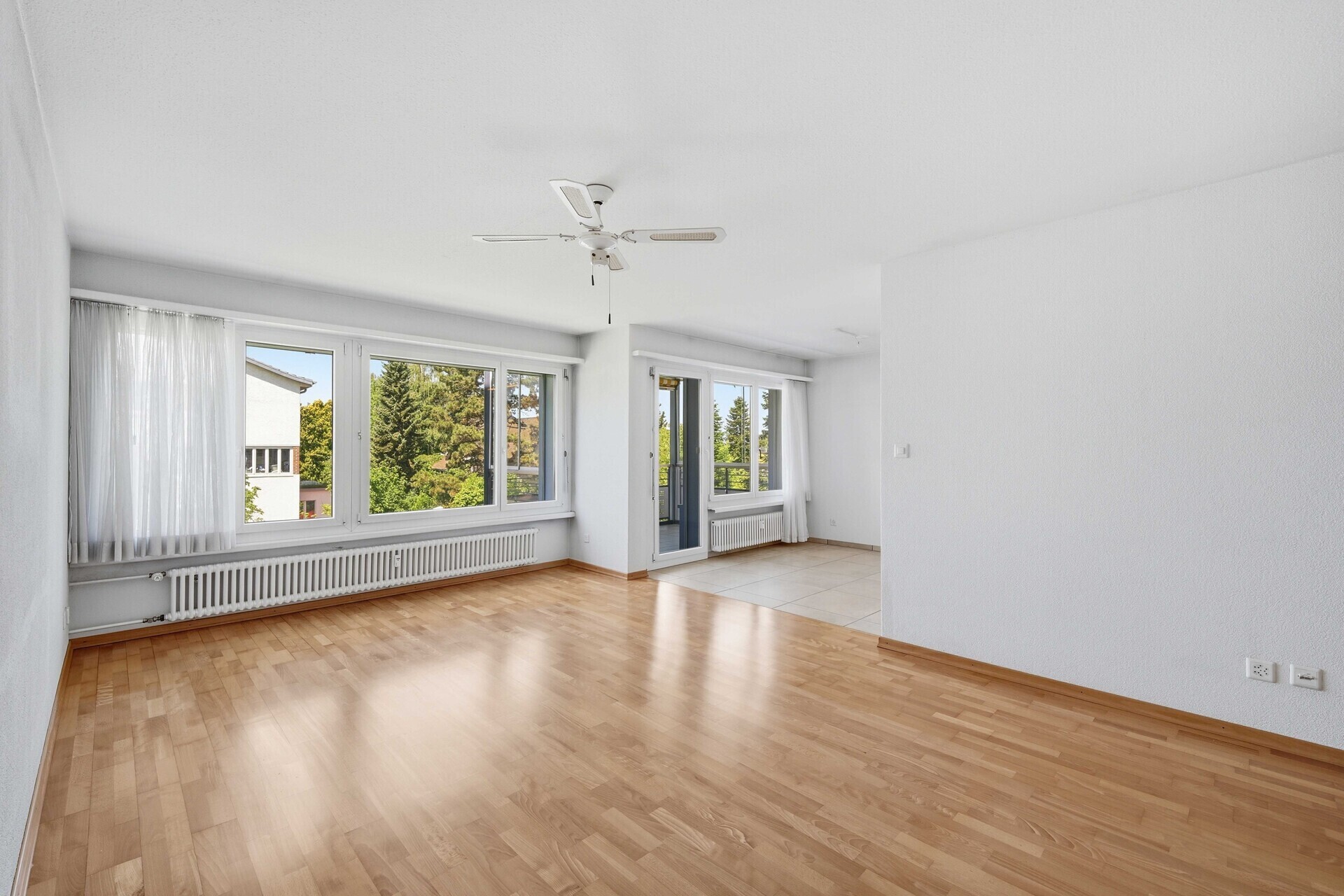 Heller leerer Wohnraum mit Balkonzugang
