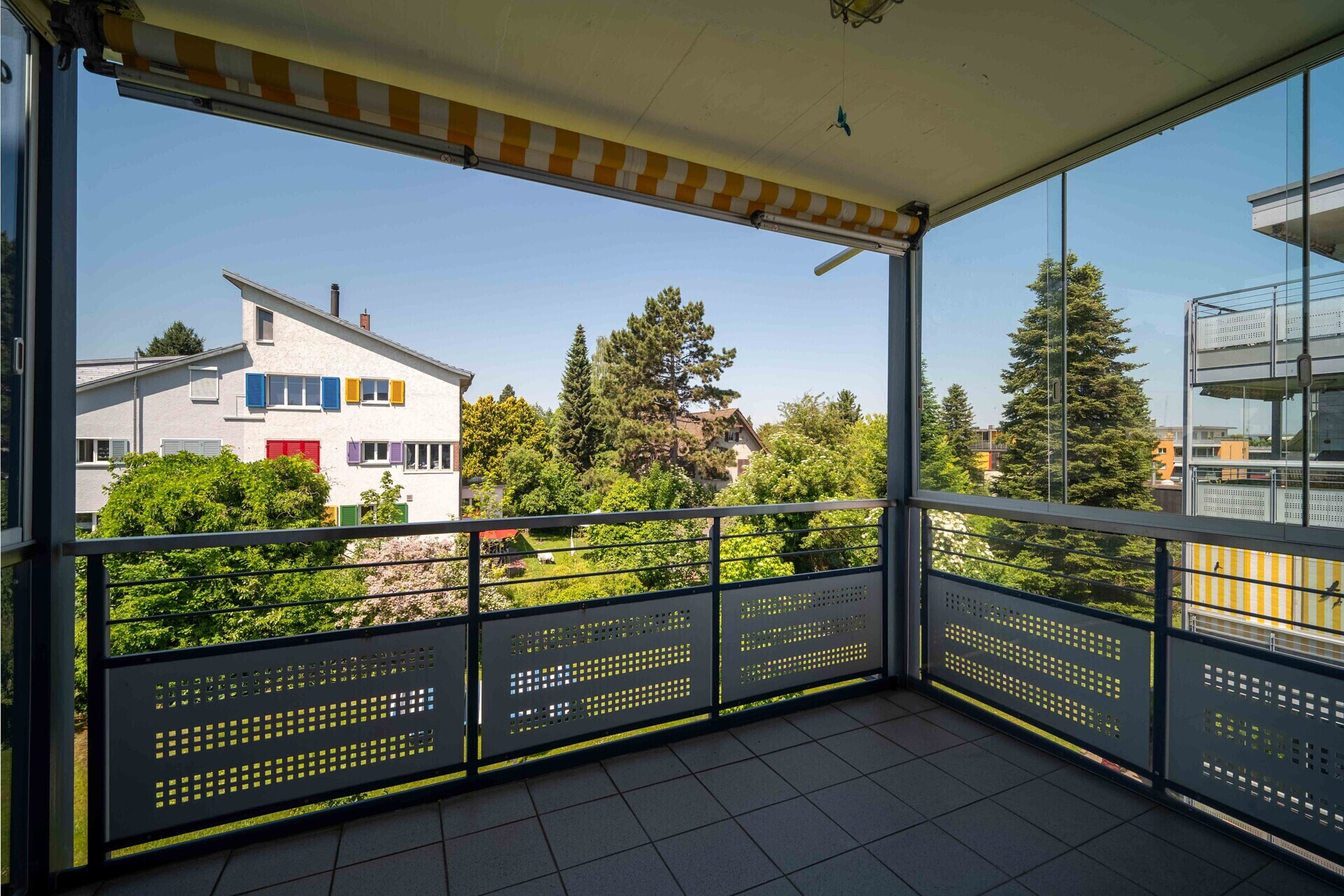 Überdachter Balkon mit Ausblick ins Grüne
