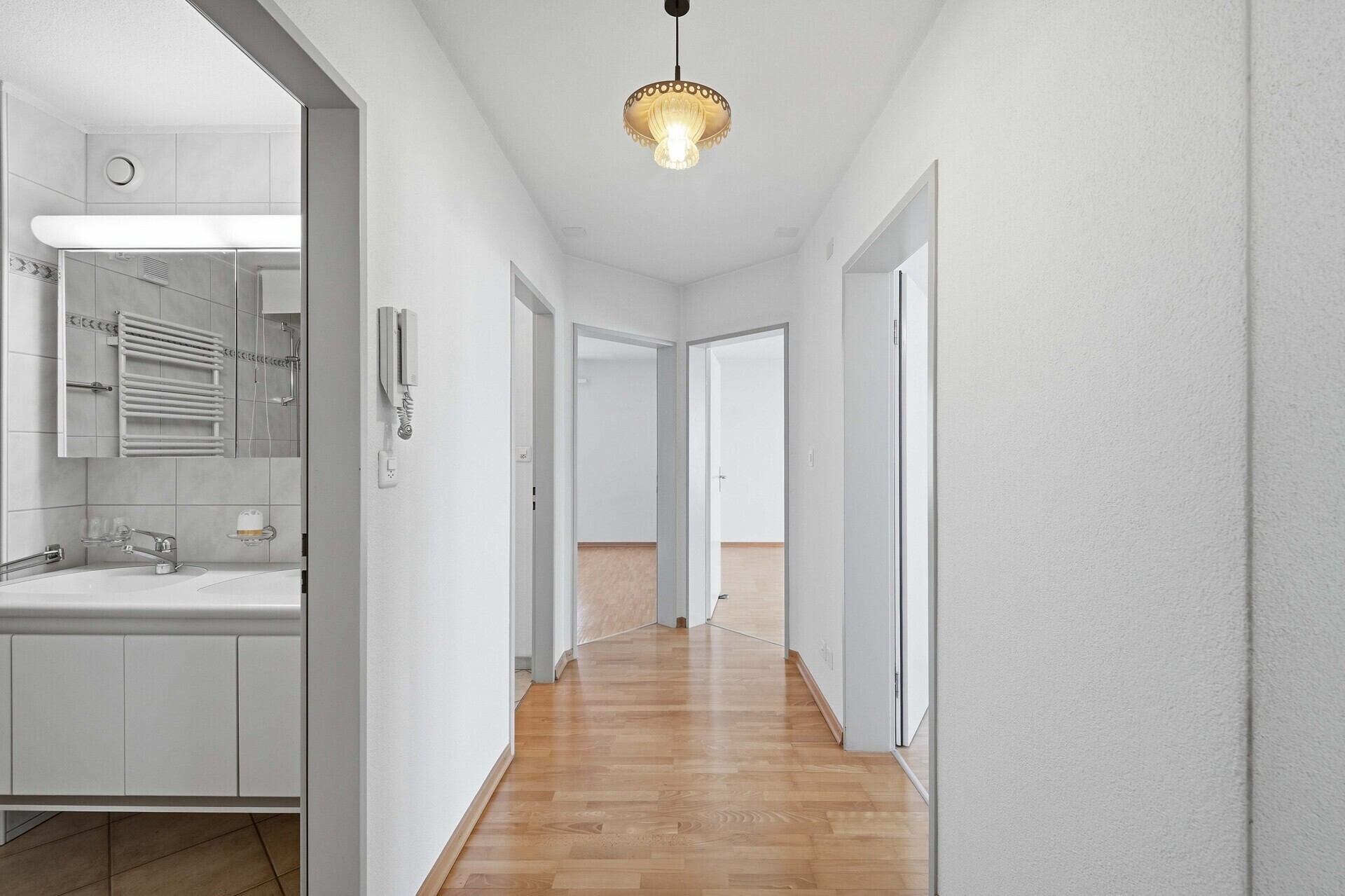 Heller Flur mit Blick ins Badezimmer