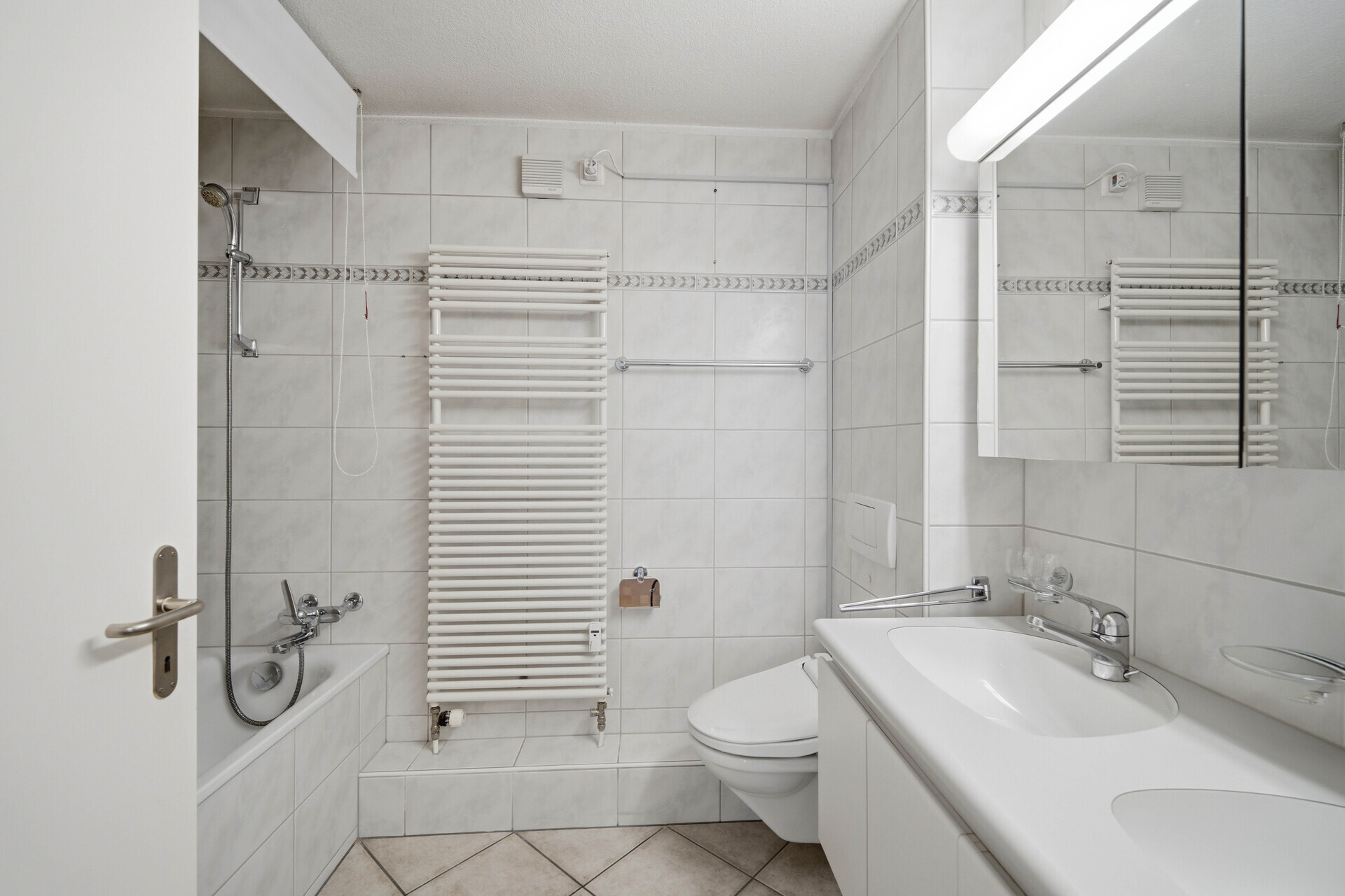 Kompaktes Badezimmer mit Badewanne, WC und Waschtisch