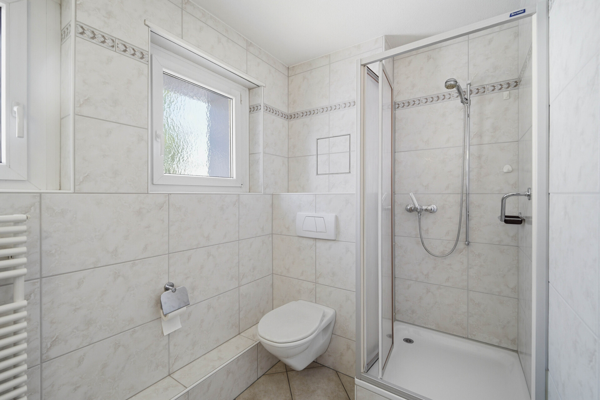 Modernes Badezimmer mit Dusche und WC
