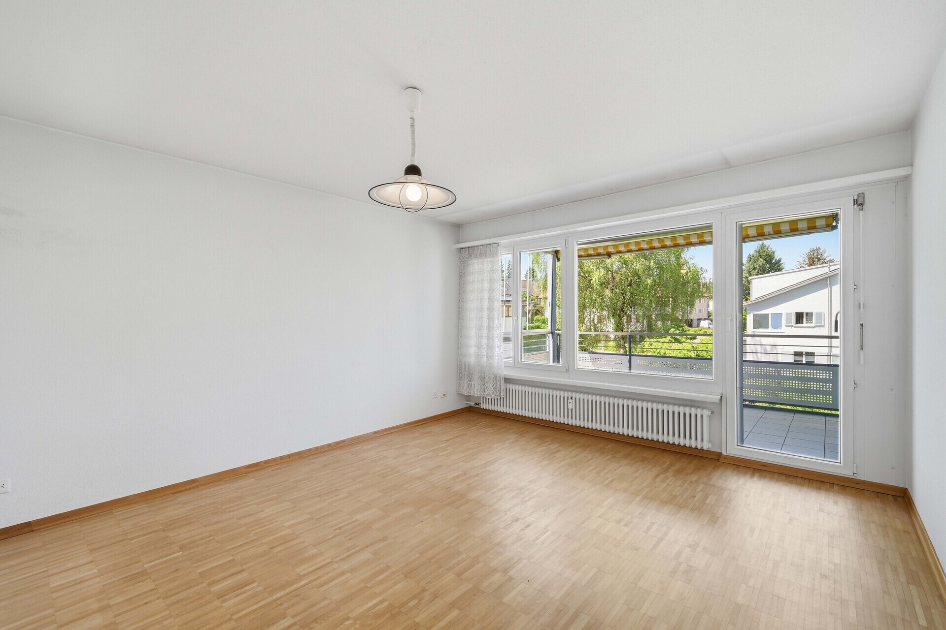 Helles leeres Zimmer mit Balkonzugang